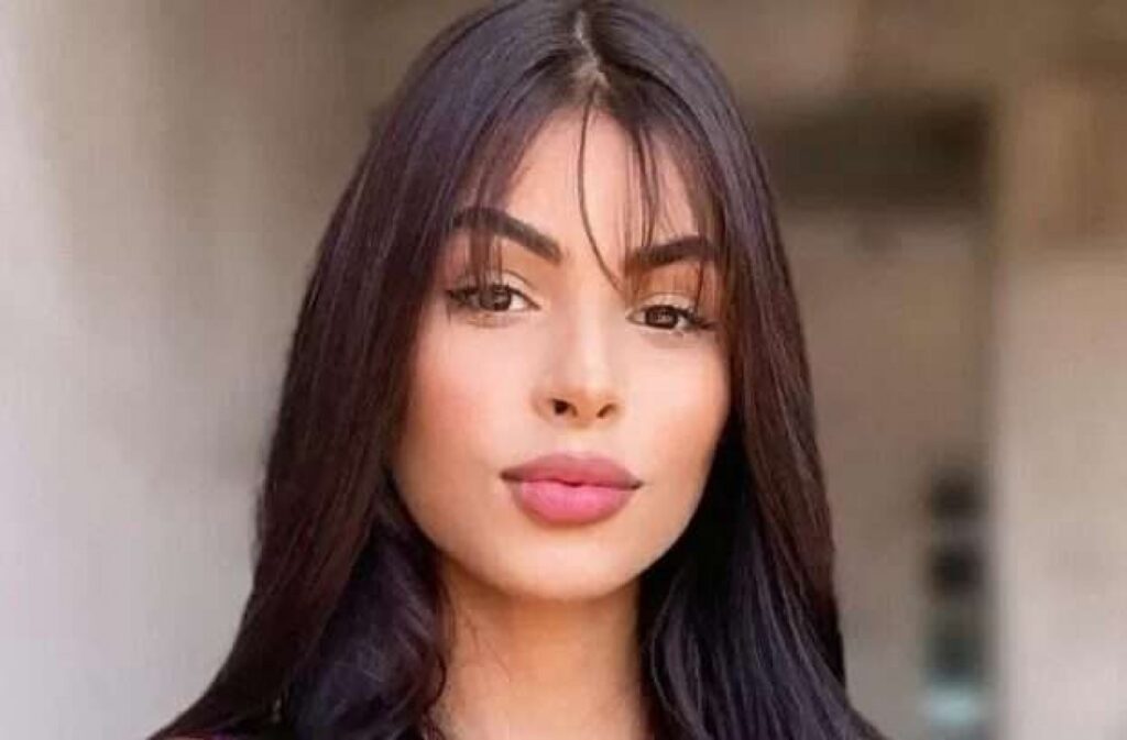 A **travesti Sophia Barclay**, conhecida por suas posições políticas de direita, foi alvo de uma ameaça de morte nas redes sociais. A ameaça veio de **Amada Jhenny**, que se identifica como uma travesti de esquerda. Segundo a publicação do Jornal da Cidade Online, Sophia, que se descreve como uma pessoa pacífica, não se deixou intimidar pelas palavras agressivas de Amada. O incidente destaca as tensões existentes entre diferentes grupos políticos, mesmo dentro de comunidades que compartilham identidades de gênero semelhantes. De acordo com o Jornal da Cidade Online, Sophia Barclay é uma figura pública que defende valores conservadores e frequentemente utiliza suas plataformas para expressar suas opiniões políticas. Em contraste, Amada Jhenny é descrita como alguém que adota uma postura mais agressiva e alinhada à esquerda. A ameaça de morte, que foi feita publicamente, gerou preocupação entre os seguidores de Sophia, mas também reforçou sua determinação em continuar defendendo suas crenças. Sophia afirmou que não permitirá que a violência e o ódio a calem, destacando seu compromisso com a liberdade de expressão e o diálogo pacífico. Este episódio ressalta a complexidade das interações políticas nas redes sociais, onde as diferenças ideológicas podem rapidamente se transformar em confrontos pessoais. A situação de Sophia e Amada exemplifica como as divisões políticas podem se manifestar de maneira intensa, mesmo em comunidades que enfrentam desafios comuns, como a luta por reconhecimento e direitos. Segundo o Jornal da Cidade Online, a resposta de Sophia à ameaça foi de resiliência, mostrando que, apesar das divergências, é possível manter-se firme em suas convicções sem recorrer à violência.