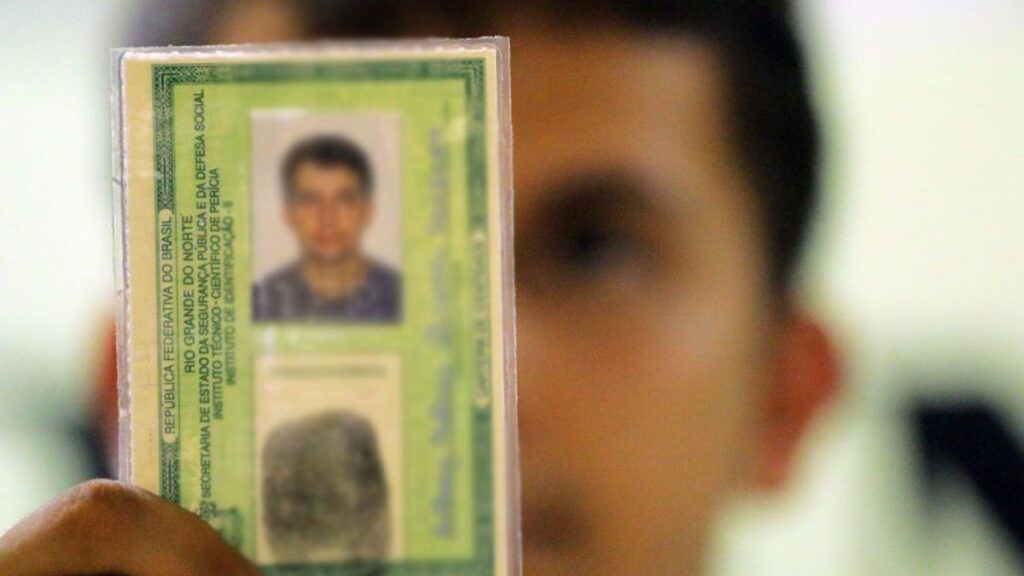 A **troca do RG antigo** é agora uma exigência obrigatória, com um prazo final estabelecido para que todos os cidadãos atualizem seus documentos. A nova identidade, que unifica os dados pessoais através do **CPF** e incorpora um **QR Code**, tem como principal objetivo combater fraudes e aumentar a segurança dos dados pessoais. Segundo a publicação, essa mudança visa modernizar o sistema de identificação no país, tornando-o mais eficiente e seguro. A substituição do documento antigo pelo novo é gratuita, mas é necessário agendar a emissão para garantir que o processo seja realizado de forma organizada e sem transtornos. De acordo com o site, a implementação do novo documento de identidade traz várias vantagens. A unificação dos dados pelo CPF simplifica o processo de identificação, eliminando a necessidade de múltiplos documentos para comprovar a identidade. Além disso, o uso do QR Code permite uma verificação rápida e segura das informações, dificultando a falsificação e o uso indevido dos dados pessoais. Essa tecnologia representa um avanço significativo na proteção contra fraudes, um problema crescente que afeta muitos cidadãos. A nova identidade também é mais durável e resistente, garantindo uma maior longevidade do documento. Para aqueles que ainda não realizaram a troca, é importante estar atento ao prazo final para a atualização do documento. Segundo a fonte, o agendamento para a emissão da nova identidade pode ser feito de forma simples e prática, através de plataformas online disponibilizadas pelos órgãos responsáveis. É essencial que todos os cidadãos cumpram com essa obrigação dentro do prazo estipulado, para evitar problemas futuros relacionados à validade do documento antigo. A troca do RG antigo não é apenas uma questão de cumprimento legal, mas também uma medida de segurança pessoal e proteção contra fraudes.