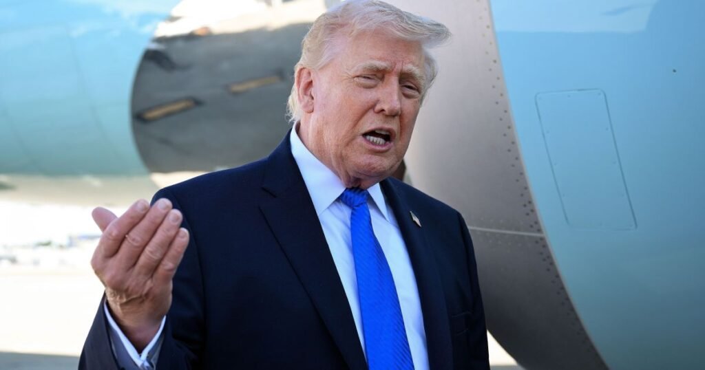 O presidente dos Estados Unidos, **Donald Trump**, afirmou que assumir o controle do fornecimento de **petróleo do Irã** é "uma opção". Esta declaração foi feita em resposta a uma pergunta de um repórter sobre a possibilidade de tal ação. Trump mencionou que, embora não quisesse discutir o assunto em detalhes, essa era uma possibilidade a ser considerada. A abordagem sugerida por Trump para o Irã poderia ser comparada à estratégia adotada na **Venezuela**, onde os EUA intervieram politicamente e economicamente. Como os Estados Unidos lidaram com a situação na Venezuela? Segundo a publicação, os EUA conseguiram retirar **Nicolás Maduro** do poder e começaram a colaborar com a presidente interina, **Delcy Rodríguez**, em questões relacionadas ao petróleo e outros assuntos. Trump destacou que essa parceria resultou em ganhos financeiros significativos para os Estados Unidos, afirmando que arrecadaram "bilhões e bilhões de dólares". Ele também mencionou que a Venezuela está em uma situação melhor do que em qualquer outro momento de sua história, funcionando como uma espécie de **joint venture** com os EUA. Qual foi o impacto econômico dessa parceria na Venezuela? O secretário de Estado, **Marco Rubio**, afirmou que nos primeiros dois meses de 2026, a Venezuela gerou mais receitas com a venda de petróleo do que em grande parte do ano anterior. Além disso, Rubio destacou que "o dinheiro não está mais sendo roubado", sugerindo uma melhoria na gestão dos recursos do país. Como essa estratégia poderia ser aplicada ao Irã? Trump não forneceu detalhes específicos sobre como essa abordagem poderia ser implementada no Irã, mas a comparação com a Venezuela sugere que os EUA poderiam buscar uma intervenção política e econômica similar. A ideia seria estabelecer uma parceria que beneficiasse economicamente os Estados Unidos, enquanto promovesse mudanças políticas no Irã. Os Estados Unidos dependem do petróleo do Estreito de Ormuz? Trump minimizou a importância do **Estreito de Ormuz** para o abastecimento de petróleo dos EUA, afirmando que o país possui reservas significativas de petróleo. Ele mencionou que os Estados Unidos têm "o dobro da quantidade de petróleo que a Arábia Saudita ou a Rússia" e que em breve terão "três vezes a quantidade". Isso sugere que, segundo Trump, o impacto de qualquer conflito no Estreito de Ormuz sobre o abastecimento de petróleo dos EUA seria limitado. Quais são as implicações dessa declaração para o cenário internacional? A afirmação de Trump sobre o controle do petróleo do Irã como uma opção pode aumentar as tensões entre os dois países. Além disso, a comparação com a Venezuela pode ser vista como um sinal de que os EUA estão dispostos a adotar medidas agressivas para proteger seus interesses econômicos e políticos no Oriente Médio. Em resumo, a declaração de Trump sobre o controle do petróleo do Irã como uma opção reflete uma estratégia de política externa que prioriza os interesses econômicos dos Estados Unidos. A comparação com a Venezuela sugere que os EUA podem buscar uma abordagem semelhante no Irã, embora as circunstâncias e desafios em cada país sejam distintos.