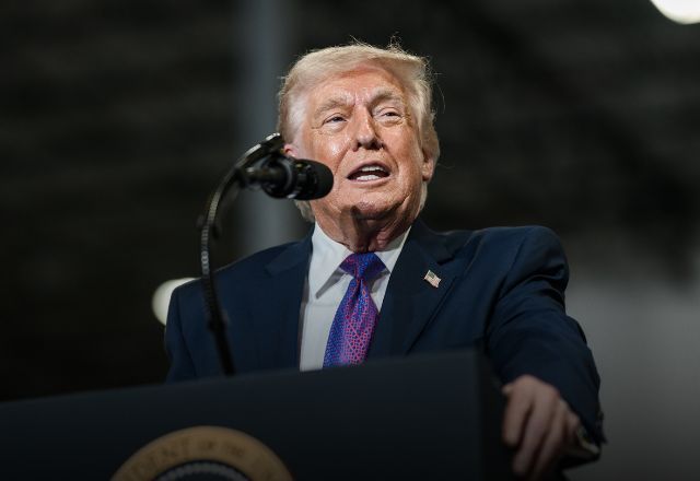 O presidente dos Estados Unidos, Donald **Trump**, declarou que está avaliando a possibilidade de encerrar as operações militares no **Irã**. Segundo a publicação do **SBT News**, Trump afirmou que as forças armadas norte-americanas estão próximas de atingir os objetivos estabelecidos para a intervenção na região. Essa consideração surge em um momento de tensão geopolítica, onde as ações militares dos Estados Unidos têm sido alvo de intenso escrutínio internacional. A decisão de Trump pode sinalizar uma mudança significativa na política externa dos Estados Unidos em relação ao Oriente Médio, especialmente no que diz respeito ao Irã, um país que tem sido um ponto focal das estratégias militares americanas. De acordo com o site, Trump destacou que os militares dos Estados Unidos estão "próximos de alcançar os objetivos de guerra", o que sugere que as metas definidas para a operação estão sendo cumpridas de maneira satisfatória. Essa afirmação pode indicar que a administração Trump está buscando uma saída estratégica que permita aos Estados Unidos reduzir sua presença militar na região sem comprometer a segurança nacional ou os interesses estratégicos do país. A possibilidade de encerrar as operações militares no Irã também pode ser vista como uma tentativa de Trump de cumprir promessas de campanha relacionadas à redução do envolvimento militar dos Estados Unidos em conflitos estrangeiros. A decisão de considerar o encerramento das operações militares no Irã pode ter implicações significativas para a política externa dos Estados Unidos e para a estabilidade no Oriente Médio. Segundo a publicação, a retirada das tropas pode ser interpretada como um movimento para diminuir as tensões com o Irã e abrir caminho para possíveis negociações diplomáticas. No entanto, essa decisão também pode ser vista como um risco, caso o Irã interprete a retirada como um sinal de fraqueza. A evolução dessa situação será crucial para determinar o futuro das relações entre os Estados Unidos e o Irã, bem como o impacto mais amplo na segurança regional e global.