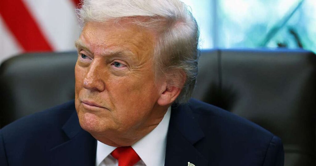 O presidente dos Estados Unidos, Donald **Trump**, afirmou que não está pronto para negociar um **cessar-fogo** com o **Irã**, conforme relatado pela publicação. Essa declaração ocorre em um contexto de tensões crescentes entre os dois países, especialmente em relação às atividades militares no **estreito de Ormuz**. Trump destacou que, no momento, não vê condições adequadas para iniciar um diálogo que leve a um cessar-fogo, refletindo uma postura de cautela e firmeza diante das ações iranianas na região. Segundo a publicação, o estreito de Ormuz é uma via estratégica crucial para o transporte de petróleo, e qualquer instabilidade na área pode ter repercussões significativas no mercado global de energia. As ações militares no estreito têm sido um ponto de discórdia, com os Estados Unidos acusando o Irã de ameaçar a segurança da navegação internacional. Trump comentou que as forças armadas americanas estão prontas para proteger os interesses dos EUA e de seus aliados na região, enfatizando a importância de manter a liberdade de navegação e a segurança das embarcações que transitam por essa rota vital. Além disso, a publicação destaca que a recusa de Trump em negociar um cessar-fogo pode ser vista como parte de uma estratégia mais ampla de pressão máxima sobre o Irã. O governo americano tem adotado sanções econômicas rigorosas e outras medidas para conter o que considera ser um comportamento desestabilizador por parte do Irã no Oriente Médio. Essa abordagem tem gerado críticas e preocupações sobre o risco de escalada militar, mas Trump mantém que é necessário um posicionamento firme para garantir a segurança e os interesses dos Estados Unidos e seus aliados na região.