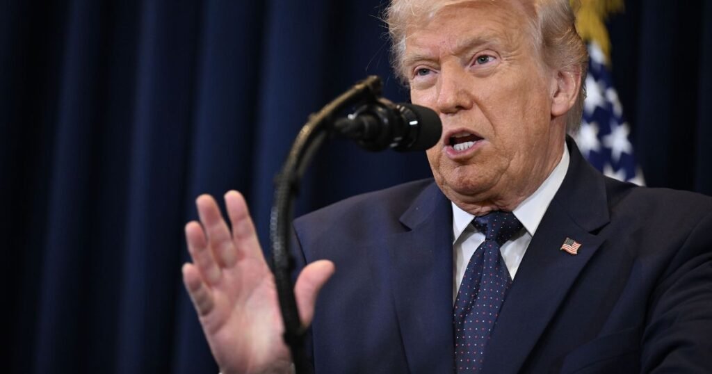 **Donald Trump Critica a OTAN por Falta de Ação em Relação ao Irã** O ex-presidente dos Estados Unidos, **Donald Trump**, fez declarações contundentes sobre a atuação da **OTAN** (Organização do Tratado do Atlântico Norte) em relação ao Irã. Segundo uma publicação no Truth Social, Trump afirmou que os países da OTAN não fizeram "absolutamente nada" para ajudar com o Irã, que ele descreveu como uma "nação insana, agora militarmente dizimada". Mas o que levou Trump a fazer tais declarações? **Qual é o contexto das críticas de Trump à OTAN?** De acordo com a publicação, Trump expressou frustração com a falta de apoio dos aliados da OTAN na guerra no Oriente Médio. Ele acusou os países membros de serem "covardes" por não se juntarem à luta contra o Irã. Essa crítica vem em um momento em que, segundo Trump, a luta foi vencida militarmente, mas os países da OTAN continuam a reclamar dos altos preços do petróleo. **Por que Trump menciona o Estreito de Ormuz?** Trump destacou o **Estreito de Ormuz** como um ponto crucial na discussão sobre os preços do petróleo. Ele argumentou que a abertura do estreito, uma "simples manobra militar", poderia resolver a questão dos altos preços do petróleo. No entanto, segundo ele, os países da OTAN não estão dispostos a realizar essa ação, apesar do "pouco risco" envolvido. **Como a OTAN geralmente responde a conflitos no Oriente Médio?** A **OTAN** é uma aliança militar que, historicamente, tem se envolvido em conflitos internacionais quando há consenso entre seus membros. No entanto, a organização tende a ser cautelosa em se envolver em conflitos no Oriente Médio devido à complexidade geopolítica da região e à necessidade de aprovação unânime entre os países membros para ações militares conjuntas. **Qual é a posição dos países da OTAN sobre o Irã?** Os países da OTAN têm diferentes abordagens em relação ao Irã. Enquanto alguns membros, como os Estados Unidos, adotaram uma postura mais agressiva, outros preferem soluções diplomáticas. Essa diversidade de opiniões pode explicar a hesitação em se envolver diretamente em ações militares contra o Irã. **O que Trump espera dos aliados da OTAN?** Trump espera que os aliados da OTAN assumam um papel mais ativo e colaborativo em questões de segurança internacional, especialmente em regiões estratégicas como o Oriente Médio. Ele acredita que a falta de ação dos aliados não apenas prejudica os esforços dos Estados Unidos, mas também afeta a estabilidade global. **Qual é o impacto das declarações de Trump?** As declarações de Trump podem aumentar as tensões entre os Estados Unidos e seus aliados da OTAN. Ao chamar os países de "covardes" e criticar sua inação, ele pode estar pressionando por uma reavaliação das estratégias conjuntas de segurança e defesa. Além disso, suas palavras podem influenciar o debate sobre o papel da OTAN em conflitos futuros. **Conclusão** As críticas de Donald Trump à OTAN destacam as complexidades das alianças internacionais e a importância da cooperação em questões de segurança global. Enquanto os Estados Unidos e seus aliados navegam por desafios geopolíticos, a necessidade de diálogo e entendimento mútuo permanece crucial para a estabilidade e a paz mundial.