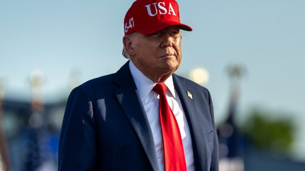 O ex-presidente dos Estados Unidos, Donald **Trump**, afirmou que seria "uma honra" tomar **Cuba** e libertar a ilha, segundo a publicação do site Poder360. Durante suas declarações, Trump não forneceu detalhes sobre quaisquer planos concretos para um eventual controle da ilha caribenha. Ele descreveu Cuba como uma nação enfraquecida, governada por líderes violentos, sem especificar quais medidas tomaria para efetivar essa libertação. A declaração de Trump ocorre em um contexto de tensões históricas entre os Estados Unidos e Cuba, que remontam à Guerra Fria. Segundo o site, Trump sempre adotou uma postura crítica em relação ao governo cubano, revertendo várias políticas de aproximação implementadas por seu antecessor, Barack Obama. Durante seu mandato, Trump reforçou sanções econômicas e restrições de viagem, argumentando que tais medidas eram necessárias para pressionar o governo cubano a adotar reformas democráticas e respeitar os direitos humanos. A ideia de "libertar" Cuba, como mencionado por Trump, reflete uma visão de que a ilha ainda sofre sob um regime autoritário. No entanto, a falta de detalhes sobre como essa libertação seria realizada levanta questões sobre a viabilidade e as implicações de tal ação. Segundo analistas, qualquer movimento nesse sentido poderia ter repercussões significativas nas relações internacionais e na estabilidade regional. Além disso, a retórica de Trump pode ser vista como parte de sua estratégia política para mobilizar eleitores que compartilham de sua visão crítica em relação ao governo cubano.