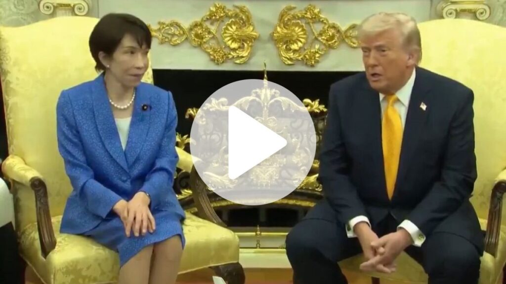 Durante um encontro na Casa Branca, o ex-presidente dos Estados Unidos, **Donald Trump**, fez uma piada controversa sobre o ataque a **Pearl Harbor**, dirigindo-se ao então primeiro-ministro do Japão. Segundo a publicação do ND Mais, Trump questionou de forma jocosa: "Por que não avisou?", referindo-se ao ataque surpresa realizado pelo Japão em 1941, que levou os Estados Unidos a entrarem na Segunda Guerra Mundial. Este comentário gerou um "climão" no ambiente, destacando a sensibilidade histórica do evento e a complexidade das relações diplomáticas entre os dois países. O ataque a **Pearl Harbor** é um evento marcante na história dos Estados Unidos e do Japão, sendo um tema delicado em qualquer discussão diplomática. Segundo o site ND Mais, a piada de Trump foi recebida com desconforto, evidenciando a importância de se abordar temas históricos com cautela e respeito. O ataque, ocorrido em 7 de dezembro de 1941, resultou na morte de mais de 2.400 americanos e na destruição de uma parte significativa da frota do Pacífico dos Estados Unidos. Este evento não apenas marcou a entrada dos Estados Unidos na Segunda Guerra Mundial, mas também moldou as relações internacionais nas décadas seguintes. A reação ao comentário de Trump ressalta a importância de se manter um tom respeitoso em encontros diplomáticos, especialmente quando se trata de eventos históricos sensíveis. Segundo a publicação, a piada foi vista como inadequada, considerando o contexto histórico e as relações entre os dois países. A diplomacia exige um equilíbrio cuidadoso entre a informalidade e o respeito, e incidentes como este destacam os desafios enfrentados por líderes mundiais ao navegar por questões históricas complexas. A história de **Pearl Harbor** continua a ser um lembrete poderoso das consequências da guerra e da importância da paz e cooperação internacional.