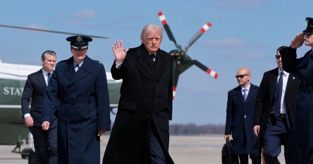 O presidente dos Estados Unidos, Donald **Trump**, manifestou seu desejo de assegurar um fundo de **US$ 200 bilhões** para o **Pentágono**, mesmo diante da possibilidade de um desfecho rápido no conflito com o **Irã**. Segundo a publicação da **CNN Brasil**, Trump destacou a importância de manter um orçamento robusto para as forças armadas, independentemente das tensões internacionais aparentes. Essa solicitação de recursos visa garantir que o Departamento de Defesa dos EUA esteja preparado para enfrentar qualquer eventualidade, reforçando a segurança nacional e a capacidade de resposta militar do país. Apesar de Trump ter indicado que o conflito com o Irã pode se resolver em breve, ele enfatiza a necessidade de um investimento contínuo na defesa. De acordo com a **CNN Brasil**, o presidente acredita que a manutenção de um fundo significativo é crucial para a prontidão militar e para a proteção dos interesses dos Estados Unidos em um cenário global incerto. A alocação de **US$ 200 bilhões** seria destinada a modernizar equipamentos, desenvolver novas tecnologias e fortalecer a presença militar em regiões estratégicas, assegurando que as forças armadas estejam sempre um passo à frente em termos de capacidade operacional. A insistência de Trump em garantir esse montante para o Pentágono reflete uma estratégia de defesa que prioriza a prevenção e a dissuasão. Conforme relatado pela **CNN Brasil**, o presidente argumenta que um investimento robusto em defesa não apenas protege o país de ameaças imediatas, mas também serve como um elemento dissuasório contra potenciais adversários. Ao assegurar que o Pentágono disponha dos recursos necessários, Trump busca consolidar a posição dos Estados Unidos como uma potência militar global, capaz de responder eficazmente a qualquer desafio que possa surgir no cenário internacional.