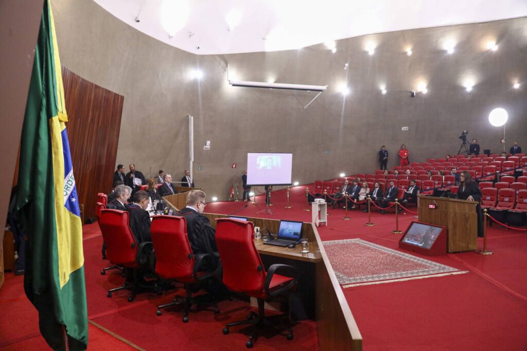 O **Tribunal Superior Eleitoral (TSE)** está analisando os potenciais riscos que tecnologias emergentes podem representar para as eleições de 2026. Entre as preocupações estão o uso de **nudes falsos**, influenciadores digitais criados por **inteligência artificial (IA)** e **óculos inteligentes**. Essas inovações tecnológicas podem impactar significativamente a integridade do processo eleitoral, exigindo que o TSE adote medidas preventivas. Segundo a publicação, os ministros do TSE estão recebendo sugestões para aprimorar as regras da campanha eleitoral, com o objetivo de mitigar os riscos associados a essas tecnologias. O uso de **nudes falsos**, por exemplo, pode ser uma ferramenta de desinformação poderosa, capaz de prejudicar a imagem de candidatos e influenciar a opinião pública de maneira negativa. Essa prática, conhecida como **deepfake**, utiliza IA para criar imagens e vídeos falsos que parecem extremamente reais. Segundo o site, a preocupação é que esses conteúdos possam ser disseminados rapidamente nas redes sociais, dificultando a identificação e remoção antes que causem danos irreparáveis à reputação dos envolvidos. Assim, o TSE busca desenvolver estratégias para identificar e combater a disseminação de deepfakes durante o período eleitoral. Além disso, a criação de **influenciadores digitais por IA** representa outro desafio significativo. Esses influenciadores podem ser programados para promover determinadas agendas políticas, sem que o público perceba que está interagindo com uma entidade artificial. Segundo a publicação, isso levanta questões sobre a transparência e a autenticidade das campanhas eleitorais. Por fim, os **óculos inteligentes** também estão sob escrutínio, pois podem ser usados para gravar e transmitir informações em tempo real, potencialmente violando a privacidade dos eleitores e candidatos. O TSE está considerando regulamentações que limitem o uso dessas tecnologias durante as eleições, garantindo que o processo eleitoral permaneça justo e seguro.