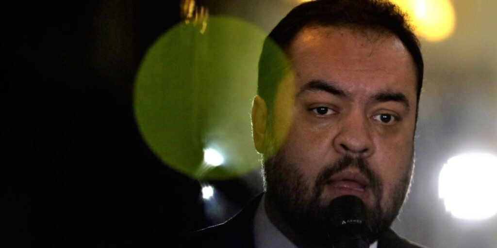 O **Tribunal Superior Eleitoral (TSE)** decidiu, por 5 votos a 2, condenar o ex-governador do Rio de Janeiro, **Cláudio Castro**, à **inelegibilidade** até 2030. A decisão foi tomada em razão de **abuso de poder político e econômico** durante a campanha à reeleição em 2022. Com isso, Castro está impedido de disputar eleições por um período de oito anos, a contar do pleito de 2022. Esta decisão surge após a renúncia de Castro ao mandato, anunciada no dia anterior, quando ele se declarou pré-candidato ao Senado nas eleições de outubro. A renúncia ocorreu devido ao prazo eleitoral para desincompatibilização, que exige que candidatos a outros cargos deixem suas funções atuais seis meses antes das eleições. Mas o que levou o TSE a condenar Cláudio Castro? Segundo a publicação, o julgamento do TSE foi motivado por um recurso do **Ministério Público Eleitoral (MPE)**, que buscava reverter a decisão do **Tribunal Regional Eleitoral do Rio de Janeiro (TRE-RJ)**. Em maio de 2024, o TRE-RJ havia rejeitado a cassação do mandato de Castro e absolvido o ex-governador e outros acusados em um processo que investigava supostas contratações irregulares na **Fundação Centro Estadual de Estatísticas, Pesquisas e Formação de Servidores Públicos do Rio de Janeiro (Ceperj)** e na **Universidade do Estado do Rio de Janeiro (Uerj)**. Quais foram as acusações específicas contra Cláudio Castro? O MPE alegou que Castro obteve vantagem eleitoral por meio da contratação de servidores temporários sem amparo legal e pela descentralização de projetos sociais, que permitiram o envio de recursos para entidades desvinculadas da administração pública do Rio. A acusação destacou que essa descentralização resultou na contratação de 27.665 pessoas, com um gasto total de R$ 248 milhões. Como o TSE chegou à decisão de inelegibilidade? A decisão foi tomada após várias sessões de votação. Os ministros **Maria Isabel Galotti**, **Antonio Carlos Ferreira**, **Floriano de Azevedo Marques**, **Estela Aranha** e **Cármen Lúcia** votaram pela inelegibilidade. Durante o julgamento, a presidente do TSE, ministra Cármen Lúcia, expressou sua tristeza ao julgar práticas que considerou gravíssimas, cometidas por representantes dos eleitores do Rio de Janeiro. Ela destacou a responsabilidade dos governantes em representar o povo de maneira ética e justa. Houve votos contrários à inelegibilidade de Castro? Sim, o ministro **Nunes Marques** foi o primeiro a votar contra a inelegibilidade, argumentando que não havia comprovação do uso eleitoreiro das contratações por parte de Castro. Marques destacou que a candidatura de Castro, que venceu no primeiro turno com 58,67% dos votos, não prejudicou as campanhas dos demais concorrentes. O ministro **André Mendonça** também divergiu, afirmando que não houve participação direta de Castro nas irregularidades, embora ele tenha colhido dividendos eleitorais. Qual foi a defesa de Cláudio Castro? Durante o julgamento, o advogado **Fernando Neves**, representante de Castro, argumentou que o ex-governador apenas sancionou uma lei da Assembleia Legislativa e um decreto para regulamentar a atuação da Ceperj, não podendo ser responsabilizado por eventuais irregularidades. Em resumo, a condenação de Cláudio Castro à inelegibilidade até 2030 pelo TSE foi baseada em acusações de abuso de poder político e econômico durante sua campanha à reeleição em 2022. A decisão reflete a gravidade das práticas apontadas pelo MPE e a interpretação do TSE sobre o impacto dessas ações no processo eleitoral.