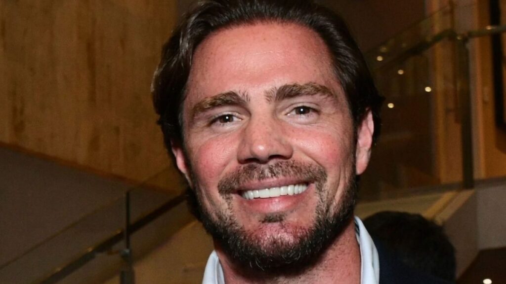 Daniel Vorcaro, recentemente transferido para **Brasília**, está no centro das atenções devido à possibilidade de se tornar um dos delatores mais impactantes do ano. Segundo a publicação, Vorcaro pode revelar um esquema de **corrupção** em troca de benefícios judiciais, o que poderia ter consequências significativas para diversas figuras envolvidas. A delação premiada, um instrumento legal que permite a redução de pena em troca de informações valiosas, exige que o delator forneça provas concretas e identifique cúmplices, segundo o site ND Mais. Este cenário coloca Vorcaro em uma posição crítica, onde suas ações podem influenciar diretamente o curso das investigações e o destino de muitos envolvidos. Para que Vorcaro se torne um delator eficaz, ele deve atender a cinco condições essenciais. Primeiramente, é necessário que ele apresente **provas concretas** que sustentem suas alegações. Isso significa que suas declarações devem ser acompanhadas de documentos, gravações ou qualquer outro tipo de evidência que corrobore suas afirmações. Em segundo lugar, Vorcaro precisa identificar claramente os cúmplices envolvidos no esquema de corrupção. Segundo a publicação, a identificação precisa dos envolvidos é crucial para que as autoridades possam tomar medidas legais adequadas. Além disso, Vorcaro deve demonstrar que suas informações são inéditas e que não poderiam ser obtidas por outros meios, o que aumenta o valor de sua colaboração para as investigações. Outra condição importante é que Vorcaro deve cooperar de forma contínua com as autoridades, fornecendo informações adicionais sempre que solicitado. Segundo o site ND Mais, essa cooperação contínua é vital para manter a validade do acordo de delação premiada. Por último, é essencial que Vorcaro não esteja envolvido em outros crimes que possam comprometer sua credibilidade como delator. Se todas essas condições forem atendidas, Vorcaro poderá não apenas obter benefícios judiciais significativos, mas também desempenhar um papel crucial na exposição de um esquema de corrupção de grande escala, potencialmente transformando-se no delator mais perigoso do ano.