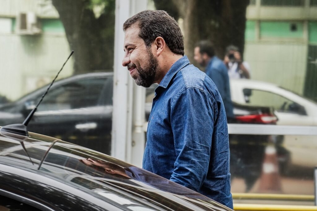 **Uber Notifica Boulos Extrajudicialmente: Entenda o Caso** O que motivou a **Uber** a notificar **Guilherme Boulos** extrajudicialmente? Segundo a publicação da Gazeta do Povo, a Uber do Brasil enviou uma notificação extrajudicial ao Ministro da Secretaria-Geral da Presidência da República, contestando declarações públicas que, na visão da empresa, sugerem corrupção de agentes políticos em favor dos interesses da plataforma. A notificação foi fundamentada em dois vídeos publicados por Boulos, que atualmente integra o governo Lula. Quais foram as declarações de Boulos que geraram a notificação? Em um vídeo intitulado "O iFood e a Uber estão mentindo para você", publicado no YouTube, Boulos afirmou que "nada me tira da cabeça que tem algum negócio aí", questionando se políticos defenderiam a empresa "gratuitamente". Além disso, na live "Bom dia Ministro", Boulos mencionou que influenciadores e políticos estariam "a serviço" de plataformas, possivelmente recebendo "dinheiro em troca" para defender os interesses da Uber e de outros aplicativos. O que é uma notificação extrajudicial e qual seu impacto? Uma notificação extrajudicial é um "aviso" enviado por um advogado a uma pessoa, indicando a intenção de iniciar um processo judicial caso a situação não seja resolvida. Na prática, não possui consequências legais imediatas, mas serve como um alerta de possíveis ações futuras. Qual é a posição da Uber em relação às acusações? A Uber declarou possuir políticas "rigorosas de compliance e integridade", com "tolerância zero" a práticas de suborno e corrupção. A empresa enfatizou que críticas e opiniões divergentes são parte da democracia, mas não devem ser confundidas com a liberdade para fazer acusações criminais sem comprovação. A Uber considera que as declarações de Boulos extrapolam os limites da liberdade de expressão e atribuem à empresa condutas potencialmente criminosas. O que a Uber solicitou a Boulos na notificação? No documento assinado pelos advogados Douglas Leite e Fernanda Cohen, a Uber pediu ao ministro que apresente provas, fornecendo detalhes, nomes de envolvidos e valores pagos que sustentem as acusações, para que a empresa possa iniciar investigações internas. Além disso, a Uber solicitou que Boulos cesse as acusações consideradas inverídicas e "sem respaldo probatório". Qual foi a resposta de Boulos à notificação? Procurada, a assessoria de Boulos informou à Gazeta do Povo que não comentaria o caso. No entanto, à Folha de S.Paulo, Boulos declarou que "não se intimidaria" com a notificação. Por que a pauta dos aplicativos é importante para Boulos? Boulos tem apostado na regulamentação do mercado de aplicativos como uma das bandeiras do governo em ano eleitoral. Ele frequentemente compara o tema à redução da jornada de trabalho sem corte de salário, o “fim da escala 6 x 1”, criticando as empresas por serem "arrogantes" e "intransigentes" na defesa de seus interesses. Como a situação pode evoluir? Caso Boulos não apresente as provas solicitadas ou continue com as declarações, a Uber pode optar por ações judiciais. A situação destaca a tensão entre a regulamentação governamental e as práticas empresariais no setor de aplicativos, um tema que continua a gerar debates acalorados no cenário político e econômico brasileiro.