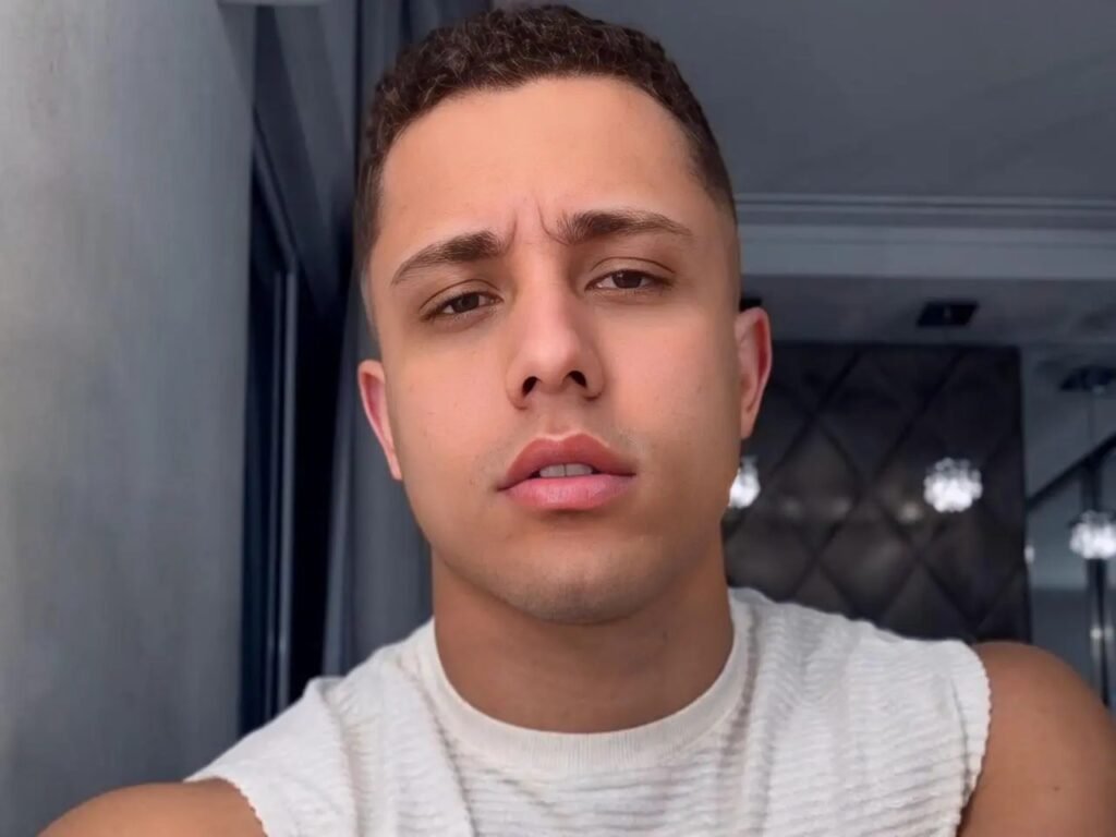 Quem era Apolo dos Santos e por que ele temia pela vida? Apolo dos Santos, influenciador de 28 anos, expressou preocupação com sua segurança em áudios inéditos antes de ser morto a tiros pelo avô de seu ex-parceiro em Paiçandu, Paraná. O que aconteceu na noite da tragédia envolvendo Apolo? Na madrugada de sábado, Apolo foi ao imóvel do ex-namorado para discutir. Durante a tensão, o avô do parceiro interveio e disparou contra ele, resultando em sua morte. Qual foi a reação das testemunhas presentes no local? Testemunhas ouviram gritos e tiros. Socorristas do Samu confirmaram o óbito de Apolo no local. Como a polícia está conduzindo a investigação do caso? A Polícia Civil investiga as circunstâncias do crime e a origem da arma. O idoso foi detido, mas apresentou desorientação devido ao Alzheimer. Quais desafios a investigação enfrenta devido ao estado do suspeito? O suspeito, diagnosticado com Alzheimer, mostrou-se desorientado e não indicou onde guardou a arma, complicando a investigação. O que os áudios inéditos revelam sobre o estado emocional de Apolo? Nos áudios, Apolo desabafa sobre o desgaste do relacionamento e menciona temer por sua vida devido ao comportamento do parceiro. Quais medidas a família de Apolo está considerando após a tragédia? A família, abalada, avalia contratar advogados para acompanhar o inquérito e buscar novos desdobramentos sobre o caso. Onde ocorrerão o velório e sepultamento de Apolo dos Santos? O corpo de Apolo será velado e sepultado no Cemitério da Vila Alpina, em São Paulo, na segunda-feira.