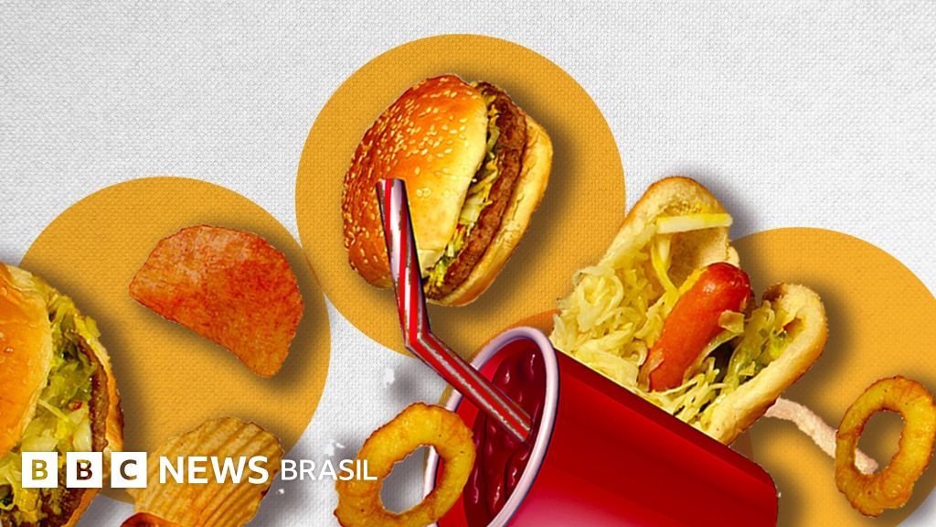 Os **alimentos ultraprocessados** são produtos industrializados que passam por diversas etapas de processamento e contêm ingredientes artificiais, como conservantes, corantes e aromatizantes. Segundo o epidemiologista brasileiro **Carlos Augusto Monteiro**, que cunhou o termo, esses alimentos representam riscos significativos à saúde pública. Monteiro defende que, assim como o cigarro, os ultraprocessados devem ser **taxados e regulamentados** para reduzir seu consumo e, consequentemente, seus impactos negativos na saúde da população. Ele argumenta que a alta ingestão desses produtos está associada a doenças crônicas, como obesidade, diabetes e doenças cardiovasculares. De acordo com a publicação, Monteiro destaca que os ultraprocessados são formulados para serem altamente palatáveis e convenientes, o que leva ao seu consumo excessivo. Esses produtos são frequentemente pobres em nutrientes essenciais e ricos em açúcares, gorduras e sódio, contribuindo para o aumento de doenças relacionadas à dieta. O epidemiologista enfatiza que a regulamentação e a taxação são medidas necessárias para desencorajar o consumo desses alimentos e promover escolhas alimentares mais saudáveis. Ele sugere que políticas públicas devem ser implementadas para educar a população sobre os riscos associados aos ultraprocessados e incentivar a adoção de dietas baseadas em alimentos frescos e minimamente processados. Além disso, Monteiro aponta que a indústria alimentícia exerce uma influência significativa sobre as políticas de saúde pública, muitas vezes dificultando a implementação de medidas regulatórias eficazes. Segundo o site, ele ressalta a importância de um esforço conjunto entre governos, organizações de saúde e a sociedade civil para enfrentar os desafios impostos pelos ultraprocessados. A conscientização sobre os riscos desses alimentos e a promoção de alternativas saudáveis são passos cruciais para melhorar a saúde pública e reduzir a carga de doenças relacionadas à alimentação inadequada.