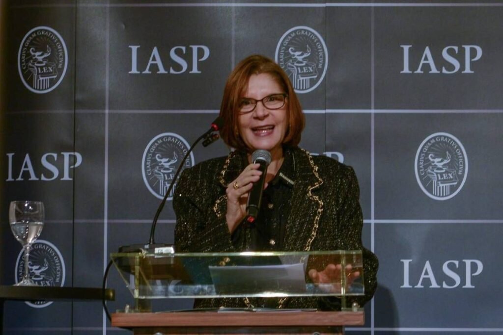 **Paridade de Gênero em Tribunais Superiores: Um Desafio Atual** A questão da **paridade de gênero** nos tribunais superiores do Brasil tem sido um tema de crescente preocupação e debate. A ministra Maria Elizabeth Rocha, a primeira mulher a presidir o **Superior Tribunal Militar (STM)**, destacou recentemente a gravidade da situação, classificando-a como "um desastre". Mas por que a paridade de gênero é tão importante e quais são os desafios enfrentados pelas mulheres no Judiciário? **Qual é a situação atual da paridade de gênero nos tribunais superiores?** Segundo a ministra Rocha, a presença feminina nos tribunais superiores tem diminuído de forma significativa, mesmo em governos considerados progressistas. Isso contraria a expectativa de evolução e inclusão, uma vez que a lógica sugere que a diversidade de gênero deveria estar aumentando. A ministra expressou sua preocupação durante uma palestra promovida pelo **Instituto dos Advogados de São Paulo (IASP)**, onde discutiu a participação das mulheres no Judiciário. **Quais são os obstáculos enfrentados pelas mulheres na magistratura?** A ministra Rocha apontou que as mulheres enfrentam dificuldades em disputas de promoção por merecimento na segunda instância, principalmente devido à falta de familiaridade com os trâmites políticos. Além disso, as responsabilidades domésticas e familiares, que muitas vezes recaem sobre as mulheres, limitam seu tempo e capacidade de se engajar em espaços públicos de poder. Isso cria um ambiente desafiador para que as mulheres avancem em suas carreiras na magistratura. **Como a ministra Rocha tem enfrentado esses desafios?** Maria Elizabeth Rocha assumiu a presidência do STM após ser eleita a primeira mulher a comandar a corte em mais de 200 anos de história. Durante sua carreira, ela enfrentou ataques misóginos e resistências internas, mas continuou a defender a diversidade e a inclusão. Em sua gestão, ela buscou uma composição diversa no gabinete da presidência, enfatizando que acolher o diferente é uma obrigação constitucional. **Quais são as iniciativas em prol da igualdade de gênero no Legislativo?** Além de abordar a paridade de gênero na magistratura, a ministra Rocha também defendeu a igualdade no Legislativo. Recentemente, o STM lançou uma plataforma em apoio ao projeto de lei de iniciativa popular chamado **Movimento Mais Mulheres na Política**. A proposta visa reservar 50% das cadeiras de deputadas federais, estaduais, distritais e vereadores para mulheres, com 25% dessas vagas destinadas a mulheres negras. **Quais são os próximos passos para o STM sob a liderança da ministra Rocha?** Sob a gestão de Maria Elizabeth Rocha, o STM está prestes a enfrentar um dos julgamentos mais aguardados de sua história, relacionado à cassação das patentes de militares condenados pelo **Supremo Tribunal Federal (STF)** no caso da trama golpista. A expectativa é que os julgamentos comecem ainda este ano, embora a ministra tenha afirmado que não pressionará os magistrados envolvidos. **Conclusão** A questão da paridade de gênero nos tribunais superiores é complexa e multifacetada. A ministra Maria Elizabeth Rocha tem sido uma voz ativa na defesa da inclusão e da igualdade de gênero, enfrentando desafios significativos ao longo de sua carreira. A busca por uma representação mais equitativa no Judiciário e no Legislativo continua, com iniciativas como o Movimento Mais Mulheres na Política, que visam promover uma mudança significativa e duradoura.