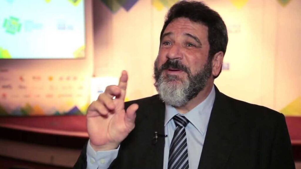 **Um líder corrige sem ofender e orienta sem humilhar**, uma afirmação poderosa de **Mario Sergio Cortella**, destaca a diferença fundamental entre um verdadeiro líder e alguém que ocupa apenas uma posição de chefia. A liderança eficaz não se limita a dar ordens ou supervisionar tarefas; ela envolve inspirar e guiar as pessoas de maneira respeitosa e construtiva. A habilidade de corrigir sem ofender e orientar sem humilhar é essencial para criar um ambiente de trabalho positivo e produtivo. A distinção entre **líder** e **chefe** é crucial. Enquanto o chefe pode se concentrar em resultados imediatos e no cumprimento de metas, muitas vezes utilizando uma abordagem autoritária, o líder se preocupa com o desenvolvimento pessoal e profissional de sua equipe. Um líder entende que o sucesso sustentável vem do crescimento coletivo e do fortalecimento das relações interpessoais. Ele busca inspirar confiança e motivação, promovendo um ambiente onde os colaboradores se sintam valorizados e respeitados. Corrigir sem ofender é uma arte que requer empatia e comunicação eficaz. Um líder deve ser capaz de identificar áreas de melhoria sem fazer com que o colaborador se sinta diminuído ou desvalorizado. Isso envolve o uso de feedback construtivo, focando em comportamentos específicos e oferecendo sugestões práticas para o desenvolvimento. A crítica deve ser feita de maneira privada e respeitosa, garantindo que o colaborador entenda que o objetivo é o seu crescimento e não uma crítica pessoal. Orientar sem humilhar é igualmente importante. Um líder deve ser um mentor, alguém que guia e apoia seus colaboradores em sua jornada profissional. Isso significa oferecer orientação clara e objetiva, sem recorrer a comentários sarcásticos ou depreciativos. A orientação deve ser vista como uma oportunidade de aprendizado, onde o colaborador se sente encorajado a fazer perguntas e buscar soluções criativas para os desafios que enfrenta. A capacidade de inspirar é uma característica marcante de um líder eficaz. Quando um líder inspira, ele desperta o desejo de excelência e inovação em sua equipe. Isso contrasta com a figura do chefe, que muitas vezes "expira" a motivação dos colaboradores ao focar apenas em resultados e não no processo de alcançá-los. A inspiração vem do exemplo, da integridade e da paixão que o líder demonstra em seu trabalho diário. Além disso, um líder eficaz promove um ambiente de trabalho inclusivo e colaborativo. Ele valoriza a diversidade de ideias e incentiva a participação ativa de todos os membros da equipe. Isso não apenas melhora a moral e a satisfação no trabalho, mas também leva a soluções mais inovadoras e eficazes para os desafios organizacionais. Em resumo, a liderança eficaz é sobre construir relacionamentos baseados em respeito e confiança. Um líder que corrige sem ofender e orienta sem humilhar cria um ambiente onde os colaboradores se sentem seguros para expressar suas ideias e assumir riscos calculados. Isso resulta em uma equipe mais engajada, produtiva e capaz de alcançar resultados excepcionais. A diferença entre ser um líder e apenas um chefe está na capacidade de inspirar e guiar com empatia e respeito, promovendo um ambiente de trabalho onde todos possam prosperar.