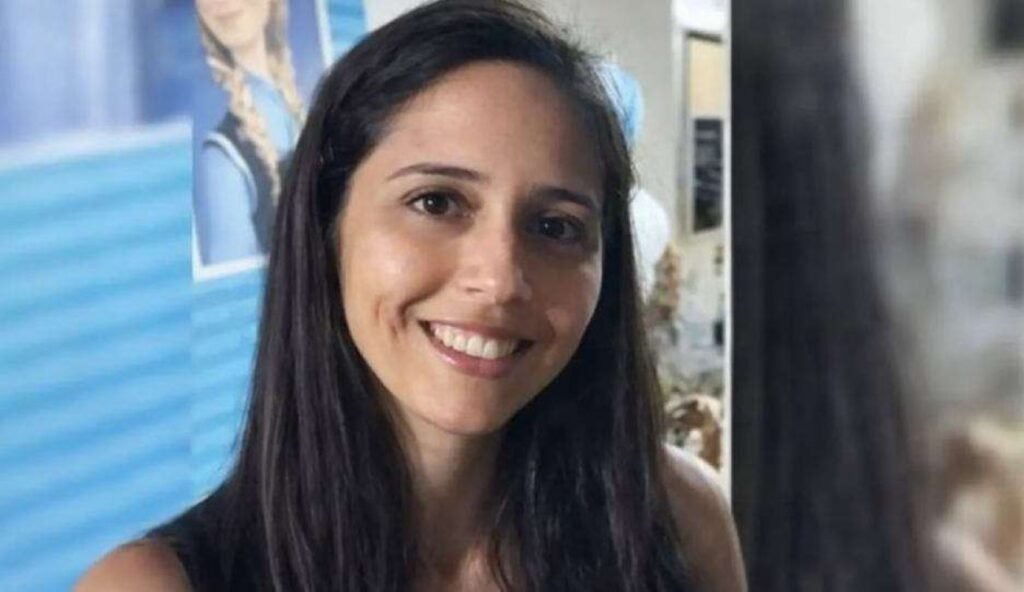 Quem era Letícia Oliveira Alves e qual sua ligação com o Canadá? Letícia era uma doutoranda em química, missionária da Igreja Adventista do Sétimo Dia, que desapareceu em dezembro de 2023 nos EUA. Seu corpo foi encontrado em abril de 2024 em uma floresta no Canadá. Como a família de Letícia soube de sua morte? A família foi informada sobre a localização do corpo em fevereiro de 2024, após ele ser encontrado por caçadores em Coaticook, Canadá. Qual foi a causa da morte de Letícia? O laudo pericial apontou hipotermia como a causa da morte de Letícia, encontrada em uma galeria pluvial. Quando e onde será o velório de Letícia? O velório de Letícia ocorre neste domingo (29), no Cemitério Parque Memorial, em Goiânia, com início às 5h e sepultamento às 14h. Como Letícia foi identificada? Ela foi reconhecida pelas roupas e objetos pessoais, como um relógio e óculos, encontrados junto ao corpo. Qual era a formação acadêmica de Letícia? Letícia era formada em química pela UFG e tinha mestrado pelo ITA, onde também estava na fase final do doutorado. Qual o impacto da morte de Letícia para sua família? A família enfrenta um momento de luto e despedida, após um longo período de incertezas sobre seu paradeiro.