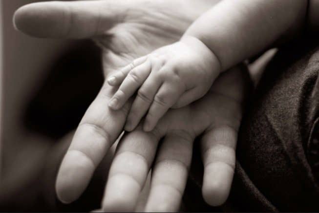 **Uma carta aos nossos filhos e filhas** é um convite à reflexão sobre o papel que cada um de nós desempenha na construção do futuro. Como **cocriadores** do nosso próprio destino, é essencial reconhecer que nossos **pensamentos**, **palavras** e **ações** são os alicerces que moldam a realidade que vivemos e que deixaremos como legado. Esta responsabilidade compartilhada nos chama a atenção para a importância de sermos conscientes e intencionais em cada escolha que fazemos. Ao considerarmos o impacto de nossas ações, percebemos que cada decisão, por menor que pareça, contribui para o **quadro implícito** que estamos pintando para o futuro. Nossos filhos e filhas, como herdeiros desse mundo em constante transformação, precisam estar cientes de que têm o poder de influenciar positivamente o ambiente ao seu redor. Isso começa com a conscientização de que cada pensamento gera uma energia que pode se manifestar de maneiras tangíveis. As **palavras** que escolhemos usar têm um poder imenso. Elas podem construir ou destruir, inspirar ou desencorajar. Ensinar nossos filhos a se comunicarem com empatia e respeito é fundamental para criar um ambiente de harmonia e colaboração. As palavras são ferramentas poderosas que podem ser usadas para promover a compreensão e a união entre as pessoas. Portanto, é crucial que sejamos modelos de comunicação positiva e construtiva. Além disso, nossas **ações** falam mais alto do que qualquer palavra. Demonstrar através do exemplo é uma das maneiras mais eficazes de ensinar. Quando agimos com integridade, responsabilidade e compaixão, mostramos aos nossos filhos o tipo de comportamento que desejamos ver no mundo. As ações têm o poder de inspirar mudanças e de criar um impacto duradouro na sociedade. A ideia de sermos **cocriadores** do nosso futuro também nos lembra da importância da **responsabilidade coletiva**. Cada um de nós faz parte de um todo maior, e nossas escolhas individuais afetam o bem-estar da comunidade global. Incentivar nossos filhos a pensarem de forma global e a agirem localmente é essencial para promover um futuro sustentável e equitativo. Em suma, a mensagem de **Uma carta aos nossos filhos e filhas** é um chamado à ação consciente. Ao reconhecer o poder de nossos pensamentos, palavras e ações, podemos começar a construir um futuro que reflete os valores que consideramos importantes. Este é um legado que vale a pena deixar para as próximas gerações, um mundo onde a empatia, a responsabilidade e a colaboração são os pilares que sustentam uma sociedade mais justa e harmoniosa.