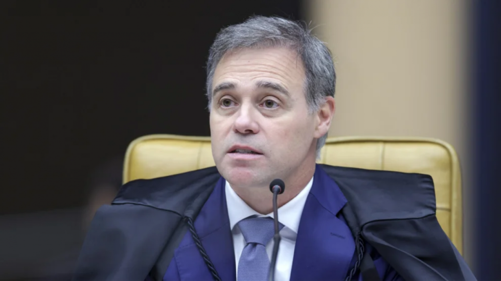 Durante um evento realizado no Rio de Janeiro, o ministro do **Supremo Tribunal Federal (STF)**, André Mendonça, fez declarações que chamaram a atenção ao destacar que a função de um magistrado não deve estar associada à busca por interesses pessoais ou políticos. Segundo a publicação do Jornal da Cidade Online, Mendonça enfatizou a importância de manter a imparcialidade e a integridade no exercício da magistratura, sugerindo que qualquer desvio desse princípio fundamental pode comprometer a confiança da sociedade no sistema judiciário. Essa declaração foi interpretada como uma forte indireta a seus colegas do STF, ressaltando a necessidade de um compromisso contínuo com a ética e a justiça. No contexto atual, onde o papel do **STF** tem sido amplamente discutido, as palavras de Mendonça ganham ainda mais relevância. Segundo o site, ele destacou que a atuação dos magistrados deve ser guiada por princípios constitucionais e não por interesses externos que possam influenciar suas decisões. Essa postura reforça a ideia de que o judiciário deve ser um pilar de estabilidade e confiança para a sociedade, garantindo que suas ações sejam sempre pautadas pela legalidade e pela justiça. A fala de Mendonça, portanto, serve como um lembrete da responsabilidade que os membros do STF têm em manter a integridade do sistema judicial brasileiro. Por fim, a declaração de André Mendonça pode ser vista como um chamado à reflexão para todos os membros do **judiciário**. Segundo a publicação, ele ressaltou que a busca por interesses pessoais ou políticos pode minar a credibilidade do STF e, consequentemente, a confiança do público nas instituições democráticas. Ao enfatizar a importância da imparcialidade, Mendonça destaca a necessidade de um compromisso renovado com os valores fundamentais que sustentam a justiça no Brasil. Essa mensagem ressoa não apenas entre seus colegas, mas também entre todos os que defendem a integridade e a transparência no sistema judicial.