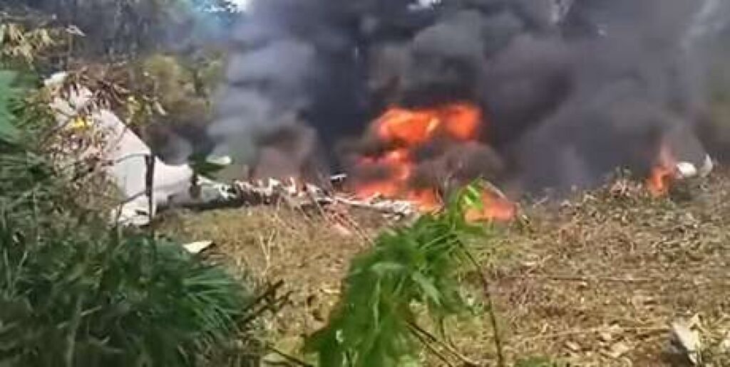 Na manhã desta segunda-feira, um **avião** pertencente ao **Exército da Colômbia** caiu na região de **Putumayo**, no sul do país. A aeronave transportava mais de 100 pessoas a bordo, mas até o momento, não há confirmação oficial sobre o número de mortos ou feridos. Este incidente levanta várias questões sobre as causas do acidente, as condições de voo e as medidas de segurança adotadas. O que se sabe sobre o acidente? A queda do avião ocorreu em uma área de difícil acesso, o que pode complicar as operações de resgate e a investigação das causas do acidente. As autoridades locais estão mobilizadas para chegar ao local e prestar socorro às possíveis vítimas. A prioridade é encontrar sobreviventes e garantir que recebam atendimento médico adequado. Quais são as possíveis causas de um acidente aéreo? Existem várias razões que podem levar à queda de um avião, incluindo falhas mecânicas, condições climáticas adversas, erro humano ou até mesmo interferência externa. No caso específico deste acidente, ainda é cedo para determinar a causa exata, mas as investigações já estão em andamento para esclarecer o ocorrido. Como são conduzidas as investigações de acidentes aéreos? Após um acidente aéreo, uma equipe de especialistas é designada para investigar o incidente. Eles analisam dados de voo, conversas de cabine, condições meteorológicas e outros fatores que possam ter contribuído para o acidente. O objetivo é identificar a causa e evitar que incidentes semelhantes ocorram no futuro. Qual é o papel do Exército da Colômbia em operações aéreas? O Exército da Colômbia utiliza aeronaves para diversas operações, incluindo transporte de tropas, logística e missões humanitárias. A segurança e a manutenção das aeronaves são prioridades para garantir a eficácia das operações e a segurança dos passageiros. Como a região de Putumayo pode influenciar o resgate? Putumayo é uma região com áreas de floresta densa e terreno montanhoso, o que pode dificultar o acesso das equipes de resgate. As condições geográficas e climáticas podem representar desafios adicionais para as operações de busca e salvamento. O que pode ser feito para melhorar a segurança em voos militares? A segurança em voos militares pode ser aprimorada por meio de manutenção rigorosa das aeronaves, treinamento constante das equipes e atualização dos protocolos de segurança. Além disso, a implementação de tecnologias avançadas pode ajudar a monitorar e prevenir possíveis falhas durante o voo. Quais são os próximos passos após um acidente aéreo? Após garantir a segurança dos sobreviventes e prestar assistência às famílias das vítimas, as autoridades se concentram na investigação do acidente. Relatórios detalhados são elaborados para identificar as causas e recomendar melhorias nos procedimentos de segurança. Este trágico acidente ressalta a importância de medidas rigorosas de segurança e manutenção em operações aéreas, especialmente em regiões de difícil acesso como Putumayo. As investigações em andamento são cruciais para entender o que ocorreu e prevenir futuros incidentes.