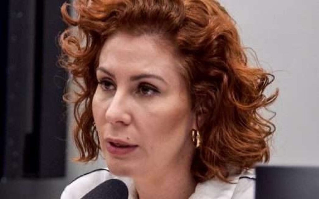 A **Justiça da Itália** autorizou a **extradição** da ex-deputada federal **Carla Zambelli**, marcando um ponto crucial no processo judicial que envolve a parlamentar. Esta decisão foi tomada pela **Corte de Apelação italiana**, que analisou o pedido formal de extradição enviado pelo **Supremo Tribunal Federal (STF)**. Mas o que significa essa decisão e quais são os próximos passos? A extradição é um processo legal pelo qual um país solicita a outro a entrega de uma pessoa acusada ou condenada por crimes. No caso de Carla Zambelli, a extradição foi solicitada após sua condenação pelo STF a 10 anos de prisão. A condenação está relacionada à **invasão de sistemas do Conselho Nacional de Justiça (CNJ)**, um episódio que gerou grande repercussão no Brasil. Por que a Justiça italiana autorizou a extradição? Segundo a publicação, a decisão da Corte de Apelação italiana é um desdobramento do pedido formal feito pelo STF. No entanto, mesmo com a autorização, ainda há possibilidade de recurso dentro do sistema judiciário italiano. Isso significa que Zambelli pode contestar a decisão antes que o caso seja submetido à avaliação final do governo italiano. Quais são os próximos passos no processo de extradição? Após a autorização judicial, o caso entra em uma nova fase, que ainda está sujeita a trâmites legais e decisões administrativas. Isso pode incluir a análise de recursos e a avaliação final pelo governo da Itália. Até o momento, não há um prazo definido para a conclusão do processo, o que significa que a situação ainda pode se estender por algum tempo. Por que Carla Zambelli deixou o Brasil? A saída de Zambelli do Brasil ocorreu em maio do ano passado, poucos dias após sua condenação pelo STF. A decisão de deixar o país pode estar relacionada à busca por evitar o cumprimento imediato da sentença de prisão. Como a decisão da Justiça italiana impacta o cenário político? A autorização da extradição de Zambelli é um desdobramento significativo no cenário político e jurídico. A decisão pode influenciar as relações entre o Brasil e a Itália, além de impactar a dinâmica política interna, especialmente entre os apoiadores e opositores de Zambelli. O que pode acontecer se a extradição for concluída? Se a extradição for efetivada, Zambelli será entregue às autoridades brasileiras para cumprir sua sentença de prisão. Isso também pode abrir precedentes para outros casos de extradição envolvendo figuras políticas. Em resumo, a decisão da Justiça italiana de autorizar a extradição de Carla Zambelli representa um avanço importante no processo judicial, mas ainda há etapas a serem cumpridas antes de uma conclusão definitiva. O caso continua a ser monitorado de perto, dado seu impacto potencial no cenário político e jurídico.