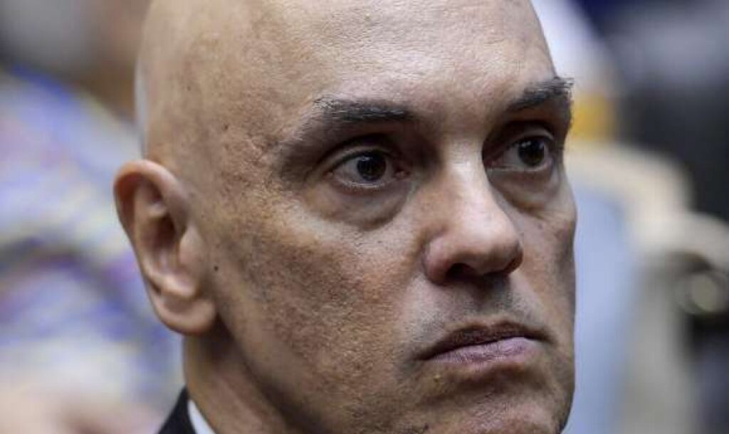A **Comissão Parlamentar Mista de Inquérito (CPMI) do INSS** trouxe à tona novos detalhes sobre a relação entre o ministro do Supremo Tribunal Federal, **Alexandre de Moraes**, e o banqueiro **Daniel Vorcaro**. Esses novos fatos, segundo o jurista **André Marsíglia**, colocam o magistrado em uma posição delicada, gerando um cenário de pressão e questionamentos. A CPMI do INSS, que tem como objetivo investigar irregularidades no Instituto Nacional do Seguro Social, ampliou seu escopo ao descobrir possíveis conexões entre figuras de destaque no cenário político e financeiro do país. A relação entre Moraes e Vorcaro se tornou um ponto focal das investigações, levantando suspeitas sobre a influência e os interesses envolvidos. **Alexandre de Moraes**, conhecido por sua atuação firme no STF, agora enfrenta um escrutínio intenso. A CPMI busca entender a extensão e a natureza dessa relação, questionando se houve algum tipo de interferência ou favorecimento em decisões judiciais que possam ter beneficiado Vorcaro ou suas empresas. Essa situação coloca o ministro em uma posição de vulnerabilidade, exigindo explicações claras e transparentes para dissipar quaisquer dúvidas sobre sua conduta. O jurista **André Marsíglia** destacou que os novos fatos revelados pela CPMI são significativos e não podem ser ignorados. Para Marsíglia, a situação é complexa e requer uma investigação minuciosa para garantir que a justiça seja mantida e que não haja comprometimento da integridade das instituições. Ele enfatiza a importância de que todos os envolvidos sejam ouvidos e que as evidências sejam analisadas com rigor. A relação entre figuras do poder judiciário e do setor financeiro sempre foi um tema sensível, dada a possibilidade de conflitos de interesse. No caso de Moraes e Vorcaro, a CPMI busca esclarecer se houve algum tipo de benefício mútuo ou se as interações entre eles foram estritamente profissionais e dentro dos limites legais. A pressão sobre **Alexandre de Moraes** aumenta à medida que mais detalhes são revelados. A opinião pública e os meios de comunicação acompanham de perto o desenrolar dos acontecimentos, cientes da importância de manter a confiança nas instituições democráticas do país. A transparência e a responsabilidade são fundamentais para garantir que a justiça prevaleça e que qualquer irregularidade seja devidamente punida. Em resumo, a CPMI do INSS trouxe à luz questões que exigem respostas claras e ações decisivas. A relação entre Alexandre de Moraes e Daniel Vorcaro é agora um dos principais focos de investigação, com implicações que podem afetar não apenas os envolvidos diretamente, mas também a percepção pública sobre a integridade do sistema judiciário brasileiro. A busca pela verdade e pela justiça continua, com a expectativa de que todos os fatos sejam devidamente esclarecidos.