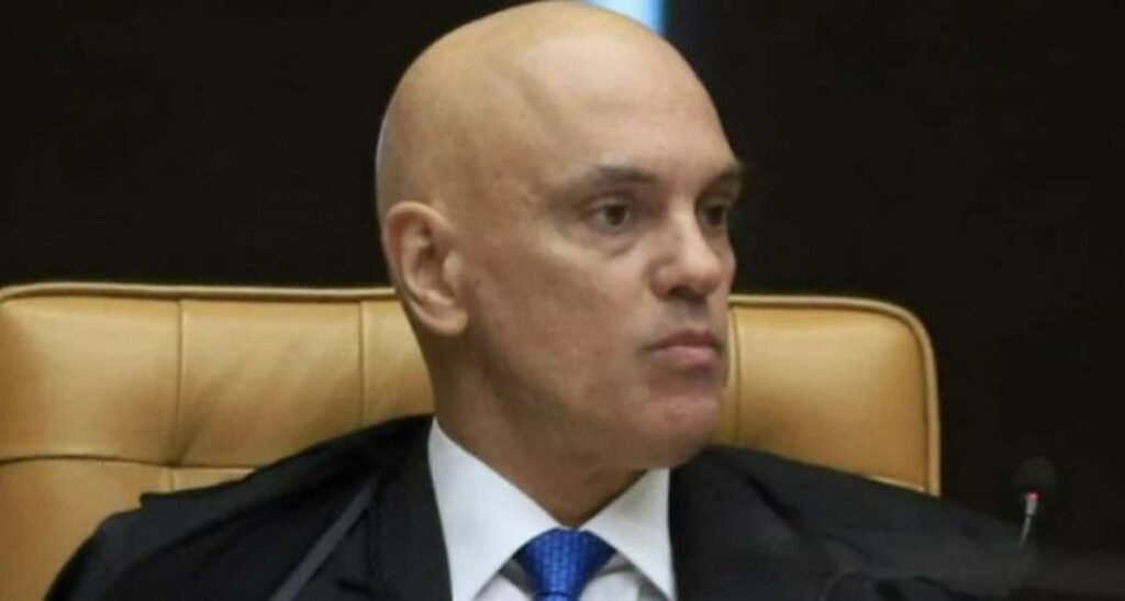 Por que Alexandre de Moraes decidiu impor limites aos RIFs? O ministro busca assegurar a efetividade do posicionamento institucional do STF, mesmo que isso implique rever sua manifestação anterior sobre o tema. Qual era a posição anterior de Moraes sobre os RIFs? Ele permitia o compartilhamento dos relatórios sem autorização judicial, desde que em procedimentos formalmente instaurados e com garantia de sigilo. Quais eram as consequências previstas por Moraes para a invalidação dos RIFs? Anulação de provas, trancamento de inquéritos, revogação de prisões, liberação de bens apreendidos e invalidação de operações policiais. Como os RIFs são utilizados nas investigações? Os relatórios são elaborados pelo Coaf ao identificar movimentações financeiras atípicas e são encaminhados a órgãos responsáveis pela apuração. Qual é a relevância dos RIFs nas investigações atuais? Eles são essenciais para combater o crime organizado, lavagem de dinheiro e sonegação fiscal, sendo utilizados em casos como o do Banco Master. Quais movimentações financeiras foram destacadas nos RIFs recentes? Transferências de R$ 1,5 milhão por Fabiano Zettel e movimentações de até R$ 100 milhões, além de contratos relacionados a Ibaneis Rocha e ACM Neto. Qual foi o papel da CPMI do INSS em relação aos RIFs? A CPMI teve acesso a 80 relatórios do Coaf sobre o caso, pouco antes do encerramento de suas atividades, decidido pelo STF. Por que o STF decidiu encerrar a CPMI do INSS? A decisão foi tomada por 8 votos a 2, com Moraes votando a favor do encerramento, rejeitando a prorrogação dos trabalhos do colegiado. Como a decisão de Moraes impacta as investigações em curso? A imposição de limites pode afetar a coleta de provas e a continuidade de investigações importantes, gerando debates sobre segurança jurídica. Qual é a repercussão política da decisão de Moraes? A decisão gera discussões sobre a autonomia do Coaf e a transparência nas investigações, além de influenciar o cenário político nacional. Como a sociedade reage a essas mudanças nos RIFs? Há preocupações sobre a eficácia no combate ao crime e a proteção de direitos fundamentais, refletindo a complexidade do tema. Qual é a importância dos RIFs para o sistema financeiro? Eles são ferramentas cruciais para monitorar atividades suspeitas e garantir a integridade do sistema financeiro, prevenindo crimes econômicos. Como a decisão de Moraes se alinha com a posição do STF em 2019? Ela destoa da posição consolidada pela Corte em 2019, representando uma inflexão no entendimento sobre o uso dos RIFs. Quais são os desafios futuros para o uso dos RIFs? Equilibrar a proteção de dados pessoais com a necessidade de investigação eficaz, garantindo segurança jurídica e transparência. Como a decisão de Moraes pode influenciar futuras decisões judiciais? Ela pode servir de precedente para debates sobre limites de compartilhamento de informações financeiras e a proteção de direitos individuais.