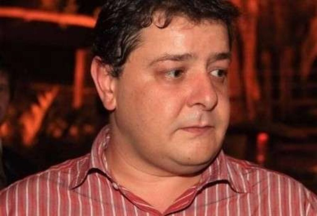 Por que a prisão preventiva de Lulinha foi solicitada? A prisão preventiva de Lulinha foi solicitada devido a indícios de que ele teria deixado o Brasil rumo à Espanha durante uma operação policial, o que comprometeria a aplicação da justiça. Quais são as acusações contra Lulinha? Lulinha é acusado de organização criminosa, lavagem de dinheiro, corrupção passiva e tráfico de influência, segundo a CPMI que investiga irregularidades no INSS. Quem elaborou o parecer que propõe a prisão de Lulinha? O parecer foi elaborado pelo deputado federal Alfredo Gaspar, do União Brasil-AL, que é o relator dos trabalhos da CPMI. Qual é o papel de Lulinha no esquema investigado? Lulinha é apontado como facilitador de acesso e possível sócio oculto do lobista Antônio Carlos Camilo Antunes, conhecido como "Careca do INSS". Quantas pessoas estão na lista de indiciamento da CPMI? A lista de indiciamento da CPMI inclui 218 nomes, entre os quais está Lulinha. O que a saída de Lulinha do Brasil representa para a investigação? A saída de Lulinha do Brasil é vista como um ato que compromete a incidência penal e frustra a aplicação do ordenamento jurídico. Qual é a relação de Lulinha com o "Careca do INSS"? Lulinha não seria apenas um conhecido, mas teria atuado como facilitador e possível sócio oculto do lobista "Careca do INSS". Quando a manifestação pela prisão de Lulinha foi apresentada? A manifestação foi apresentada na sexta-feira, 27 de março, durante uma sessão da CPMI. O que a CPMI está investigando? A CPMI investiga irregularidades no Instituto Nacional do Seguro Social (INSS). Qual é a importância do parecer elaborado por Alfredo Gaspar? O parecer é crucial pois reúne elementos que justificam a prisão preventiva de Lulinha, destacando seu papel no esquema investigado. Como a prisão preventiva pode impactar Lulinha? A prisão preventiva pode restringir a liberdade de Lulinha, garantindo que ele não interfira nas investigações em andamento. Quais são as possíveis consequências para Lulinha se for condenado? Se condenado, Lulinha pode enfrentar penas severas, incluindo prisão, multas e perda de direitos políticos. Como a sociedade está reagindo à notícia da prisão preventiva de Lulinha? A reação é mista, com alguns apoiando a medida como necessária para a justiça, enquanto outros veem como perseguição política. Qual é o próximo passo no processo contra Lulinha? O próximo passo é a análise do pedido de prisão preventiva pelas autoridades judiciais competentes. Como a CPMI chegou às conclusões sobre Lulinha? As conclusões foram baseadas em investigações detalhadas, depoimentos e análise de documentos relacionados ao caso. O que pode acontecer se Lulinha não retornar ao Brasil? Se não retornar, Lulinha pode ser considerado foragido, complicando ainda mais sua situação legal. Qual é o impacto político da prisão preventiva de Lulinha? O impacto político pode ser significativo, afetando a imagem de figuras associadas a ele e influenciando o cenário eleitoral. Como a prisão preventiva de Lulinha se relaciona com a campanha de Flávio Bolsonaro? A prisão preventiva de Lulinha pode ser usada politicamente por adversários, como Flávio Bolsonaro, para criticar a oposição. O que a CPMI espera alcançar com a prisão preventiva de Lulinha? A CPMI espera garantir que Lulinha não interfira nas investigações e que a justiça seja aplicada de forma eficaz. A prisão preventiva de Lulinha pode ser revertida? Sim, a prisão preventiva pode ser revertida se novas evidências surgirem ou se as condições que a justificam mudarem.