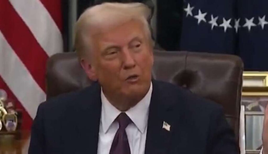 A **Força Aérea do Irã** anunciou neste domingo (22) que abateu um caça americano modelo **F-15E** nas proximidades da ilha de Hormuz. Este incidente ocorreu poucas horas após o presidente dos Estados Unidos, **Donald Trump**, emitir um ultimato ao Irã, aumentando as tensões na região. O abate do caça representa uma escalada significativa no conflito entre os dois países, que já vinham enfrentando uma relação tensa devido a questões geopolíticas e disputas sobre o programa nuclear iraniano. O **F-15E** é um caça de ataque ao solo altamente avançado, utilizado pela Força Aérea dos Estados Unidos para missões de superioridade aérea e interdição. A derrubada de uma aeronave deste porte por parte do Irã demonstra a capacidade militar do país em responder a ameaças percebidas em seu território. A ilha de Hormuz, localizada em uma posição estratégica no Golfo Pérsico, é um ponto crucial para o tráfego marítimo de petróleo, tornando-a uma área de interesse geopolítico significativo. O ultimato de **Donald Trump** ao Irã foi uma resposta às crescentes tensões na região, que incluem o desenvolvimento contínuo do programa nuclear iraniano e alegações de apoio a grupos militantes no Oriente Médio. O presidente dos Estados Unidos tem adotado uma postura firme em relação ao Irã, buscando pressionar o país a abandonar suas ambições nucleares e reduzir suas atividades militares na região. A resposta do Irã, ao abater o **F-15E**, pode ser vista como uma demonstração de força e uma rejeição ao ultimato de Trump. Este evento pode ter implicações significativas para a segurança regional e global, uma vez que ambos os países possuem interesses estratégicos no Oriente Médio. A escalada do conflito pode levar a uma resposta militar mais ampla por parte dos Estados Unidos, aumentando o risco de um confronto direto entre as duas nações. A comunidade internacional está acompanhando de perto os desdobramentos desta situação, com muitos países expressando preocupação sobre a possibilidade de um conflito armado. A estabilidade do Oriente Médio é crucial para a economia global, especialmente devido à importância da região na produção e exportação de petróleo. Qualquer interrupção no fluxo de petróleo através do Estreito de Hormuz pode ter consequências econômicas significativas em todo o mundo. Além disso, a situação atual destaca a complexidade das relações internacionais e a importância da diplomacia na resolução de conflitos. A capacidade de ambos os países em encontrar uma solução pacífica para suas diferenças será crucial para evitar uma escalada maior do conflito. A comunidade internacional pode desempenhar um papel importante na mediação entre os Estados Unidos e o Irã, buscando promover o diálogo e a cooperação em vez do confronto. Em resumo, o abate do caça **F-15E** pelo Irã, após o ultimato de **Donald Trump**, representa um ponto crítico nas relações entre os dois países. A situação exige atenção cuidadosa e uma abordagem diplomática para evitar um conflito mais amplo que poderia ter consequências devastadoras para a região e para o mundo. A comunidade internacional deve continuar a monitorar a situação de perto e trabalhar para promover a paz e a estabilidade no Oriente Médio.