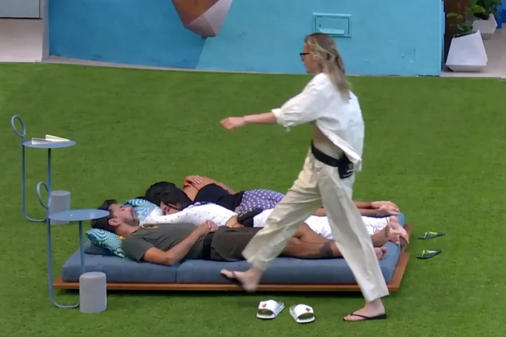 O que aconteceu entre Ana Paula e Cowboy no BBB26? Ana Paula protagonizou um incidente com Cowboy que gerou grande repercussão. Durante uma discussão, ela tomou atitudes que muitos consideraram inadequadas, levando a pedidos de expulsão. Por que a atitude de Ana Paula gerou tanta polêmica? A atitude de Ana Paula foi vista como agressiva e desrespeitosa, o que gerou debates sobre os limites do comportamento aceitável no reality show. Qual foi a reação do público ao incidente? O público ficou dividido. Enquanto alguns pediram a expulsão de Ana Paula, outros defenderam que a situação fosse resolvida internamente. Como a produção do BBB26 reagiu ao ocorrido? A produção do BBB26 analisou o incidente para decidir se medidas disciplinares seriam necessárias, considerando as regras do programa. O que Cowboy disse sobre o incidente? Cowboy expressou desconforto com a situação, mas optou por não alimentar mais a polêmica, buscando manter a harmonia na casa. Houve algum pedido formal de expulsão de Ana Paula? Sim, alguns espectadores e ex-participantes do programa pediram formalmente a expulsão de Ana Paula devido ao seu comportamento. Como o incidente afetou a dinâmica do BBB26? A tensão aumentou entre os participantes, criando divisões e alianças inesperadas, o que impactou diretamente nas estratégias de jogo. O que especialistas dizem sobre conflitos em reality shows? Especialistas afirmam que conflitos são comuns em reality shows, mas é crucial que sejam geridos para não ultrapassar limites éticos e legais. Qual é o papel das redes sociais em situações como essa? As redes sociais amplificam a repercussão de incidentes, influenciando a opinião pública e, por vezes, pressionando a produção a tomar decisões. Como o incidente impactou a imagem de Ana Paula fora do programa? A imagem de Ana Paula foi afetada, com opiniões polarizadas sobre seu comportamento, o que pode influenciar sua carreira pós-BBB. Quais são as regras do BBB26 para lidar com conflitos? O BBB26 possui regras claras sobre respeito e convivência, e qualquer violação pode resultar em advertências ou expulsão. O que outros participantes disseram sobre o incidente? Alguns participantes expressaram apoio a Cowboy, enquanto outros preferiram não se envolver, focando em suas estratégias de jogo. Como o incidente pode influenciar futuras edições do BBB? O incidente pode levar a uma revisão das regras e a um monitoramento mais rigoroso do comportamento dos participantes. Qual é a importância de manter limites em reality shows? Manter limites é essencial para garantir a segurança e o bem-estar dos participantes, além de preservar a integridade do programa. O que o público espera da produção do BBB26 após o incidente? O público espera uma resposta justa e transparente da produção, que considere as regras e o contexto do ocorrido. Como situações como essa afetam a audiência do programa? Incidentes polêmicos podem aumentar a audiência temporariamente, mas também podem prejudicar a reputação do programa a longo prazo. O que pode ser feito para evitar conflitos no BBB? Medidas preventivas incluem seleção cuidadosa dos participantes, mediação de conflitos e promoção de um ambiente de respeito. Qual é o impacto psicológico de conflitos em reality shows? Conflitos podem gerar estresse e ansiedade nos participantes, afetando seu desempenho e bem-estar emocional. Como o BBB26 pode usar essa situação para promover discussões construtivas? O programa pode usar o incidente como ponto de partida para debates sobre respeito, convivência e resolução de conflitos. O que aprendemos com o incidente entre Ana Paula e Cowboy? O incidente destaca a importância de limites claros e do respeito mútuo, tanto dentro quanto fora dos reality shows.