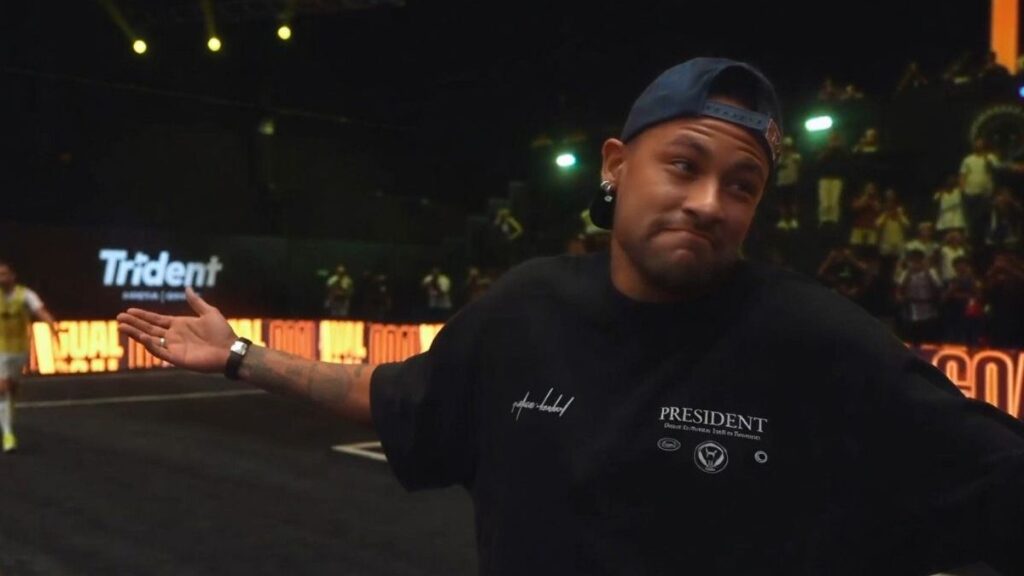 O **camisa 10 do Santos**, Neymar, voltou a ser o centro das atenções ao participar de uma partida da **Kings League**, onde teve a oportunidade de bater um pênalti. Este evento chamou a atenção do público, especialmente após a ausência do jogador na lista de convocados por Carlo Ancelotti para a Seleção Brasileira. Segundo a publicação do ND Mais, a presença de Neymar na partida da Furia foi um espetáculo à parte, levando o público ao delírio com sua performance em campo. A **Kings League** é conhecida por reunir grandes nomes do futebol em partidas que misturam entretenimento e habilidade, e a participação de Neymar não foi diferente. De acordo com o site, a habilidade do jogador em campo e sua capacidade de atrair os holofotes são inegáveis, e sua atuação durante o pênalti foi um dos momentos mais comentados do evento. A ausência de Neymar na lista de Ancelotti para a Seleção Brasileira gerou discussões entre fãs e especialistas, mas sua performance na Kings League mostrou que ele continua sendo uma figura influente no mundo do futebol. Além disso, a presença de Neymar na Kings League destaca a importância de eventos alternativos no cenário esportivo atual. Esses eventos oferecem aos jogadores a oportunidade de se destacarem fora dos campeonatos tradicionais e de se conectarem com o público de maneiras inovadoras. Segundo o ND Mais, a participação de Neymar não apenas elevou o perfil da competição, mas também reforçou sua posição como um dos jogadores mais carismáticos e talentosos de sua geração. A Kings League, portanto, serve como uma plataforma para jogadores como Neymar continuarem a brilhar, mesmo quando não estão representando suas seleções nacionais.