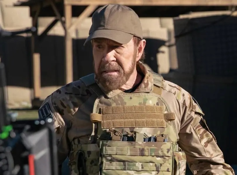 O lendário ator e ícone do cinema de ação **Chuck Norris** foi visto em um vídeo treinando artes marciais apenas dias antes de falecer, em um registro que se tornou sua última aparição pública. Segundo a publicação, a gravação foi divulgada em suas próprias redes sociais, onde ele aparece lutando lado a lado com um instrutor, demonstrando que ainda mantinha a forma física e a habilidade que o tornaram famoso. Este vídeo não apenas capturou a atenção dos fãs ao redor do mundo, mas também serviu como uma despedida inesperada de uma figura tão querida e respeitada no mundo do entretenimento. Chuck Norris, conhecido por seus papéis em filmes de ação e séries de televisão, sempre foi admirado por sua destreza nas **artes marciais**. De acordo com o site, mesmo em seus últimos dias, ele continuava a praticar e a aperfeiçoar suas habilidades, algo que ficou evidente na gravação. A dedicação de Norris às artes marciais não era apenas parte de sua carreira, mas também um estilo de vida que ele manteve até o fim. O vídeo, portanto, não apenas mostra sua habilidade técnica, mas também reflete sua paixão e compromisso com a disciplina que o acompanhou ao longo de sua vida. A divulgação deste vídeo nas redes sociais de Chuck Norris gerou uma onda de homenagens e lembranças de fãs e colegas de profissão. Segundo a fonte, muitos expressaram sua admiração pela vitalidade e energia que ele demonstrava, mesmo em seus últimos dias. A gravação se tornou um símbolo de sua **resiliência** e dedicação, características que sempre definiram sua carreira e vida pessoal. Assim, o vídeo não apenas documenta seus últimos momentos de treino, mas também celebra o legado duradouro de um ícone que inspirou gerações com sua força e determinação.