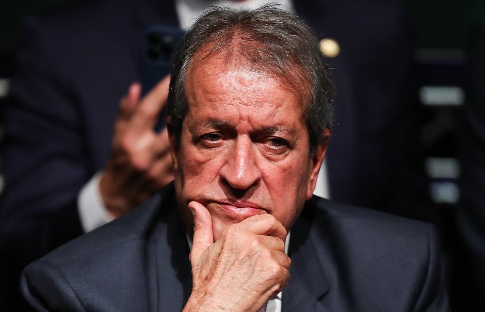 O presidente do **Partido Liberal (PL)**, **Valdemar Costa Neto**, afirmou que as discussões sobre o nome que deve compor a chapa presidencial com **Flávio Bolsonaro** em 2026 ainda não avançaram. Segundo a publicação, ao ser questionado sobre a escolha do vice, Valdemar declarou: “Não andou isso ainda”. Essa declaração destaca a fase inicial das negociações, que ainda não chegaram a uma conclusão definitiva. Dois nomes têm sido cogitados para a vaga de vice: a senadora **Tereza Cristina** (PP-MS) e o ex-governador de Minas Gerais, **Romeu Zema** (Novo). Ambos são considerados figuras políticas com potencial para ampliar alianças, especialmente com setores estratégicos como o agronegócio e o empresariado. Tereza Cristina, por exemplo, é vista como uma ponte importante para o diálogo com as mulheres, além de ter uma forte ligação com o agronegócio devido à sua experiência como ex-ministra da Agricultura. Por outro lado, Romeu Zema é percebido como um nome que poderia fortalecer a presença no Sudeste e manter um diálogo aberto com o mercado. Apesar das especulações, Valdemar Costa Neto indicou que a decisão sobre o vice ainda não entrou em uma fase decisiva. A expectativa é que a definição ocorra mais adiante, à medida que o cenário eleitoral se torne mais claro e as alianças sejam formalizadas. Até lá, o foco do partido está na construção da candidatura principal e no fortalecimento da base política para o projeto de 2026. Tereza Cristina já expressou a Valdemar Costa Neto seu desejo de disputar novamente uma vaga no Senado, enquanto Romeu Zema mantém sua intenção de ser pré-candidato ao Planalto. Essa diferença de objetivos entre os dois potenciais candidatos a vice pode influenciar a decisão final do partido. Segundo a publicação, Zema, filiado ao Novo, é visto como um nome que poderia agregar força no Sudeste, uma região estratégica para as eleições, enquanto Tereza Cristina, do Progressistas, poderia atrair apoio significativo no Congresso devido à sua experiência e conexões no agronegócio. A escolha do vice é uma decisão estratégica que pode impactar significativamente a campanha presidencial. A capacidade de atrair alianças e ampliar a base de apoio é crucial para o sucesso eleitoral. No entanto, como Valdemar Costa Neto destacou, o processo ainda está em seus estágios iniciais, e os jornalistas foram chamados de “muito ansiosos” por ele, sugerindo que ainda há tempo para que as negociações evoluam. Em resumo, a escolha do vice para a chapa de Flávio Bolsonaro em 2026 ainda está em aberto, com Tereza Cristina e Romeu Zema como os principais nomes cogitados. Ambos têm suas próprias vantagens e desafios, e a decisão final dependerá de como o cenário político se desenvolverá nos próximos anos. Segundo a publicação, até que a definição ocorra, o Partido Liberal continuará a trabalhar na construção de sua candidatura principal e no fortalecimento de sua base política.