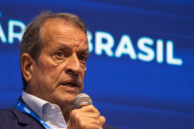 Em uma recente entrevista ao programa Sala de Imprensa, **Valdemar Costa Neto**, presidente nacional do **Partido Liberal**, trouxe à tona uma proposta inovadora para a futura chapa presidencial liderada por **Flávio Bolsonaro**. Ele defendeu que a candidatura à vice-presidência seja ocupada por uma mulher. Essa sugestão não apenas surpreendeu muitos, mas também gerou discussões sobre a importância da representatividade feminina na política brasileira. Por que Valdemar Costa Neto sugere uma mulher como vice na chapa de Flávio Bolsonaro? Segundo Valdemar, a escolha de uma mulher para o cargo de vice-presidente não é apenas uma questão de inclusão, mas também uma estratégia política inteligente. Ele acredita que uma candidata com um perfil técnico, semelhante ao do governador de São Paulo, **Tarcísio de Freitas**, poderia agregar valor significativo à chapa. A ideia é que essa escolha traga uma nova perspectiva e fortaleça a imagem da campanha, mostrando um compromisso com a diversidade e a competência técnica. Quais são as características desejadas para a candidata a vice-presidente? Valdemar enfatiza a importância de uma postura técnica e uma capacidade de gestão comprovada. Ele menciona que o perfil ideal seria alguém que, assim como Tarcísio de Freitas, tenha uma trajetória marcada por realizações concretas e uma abordagem pragmática para a resolução de problemas. Essa escolha visa atrair eleitores que valorizam a eficiência e a competência administrativa. Como essa proposta pode impactar a campanha de Flávio Bolsonaro? A inclusão de uma mulher na chapa pode ampliar o alcance da campanha, atraindo eleitores que buscam maior representatividade feminina na política. Além disso, pode sinalizar uma abertura para novas ideias e uma disposição para inovar na forma como as campanhas políticas são conduzidas no Brasil. Essa estratégia pode ser vista como um movimento para modernizar a imagem do partido e atrair um eleitorado mais diversificado. Qual é a importância da representatividade feminina na política? A presença de mulheres em cargos de liderança política é crucial para garantir que as políticas públicas reflitam as necessidades e perspectivas de toda a população. A inclusão de mulheres em posições de poder pode levar a decisões mais equilibradas e justas, promovendo a igualdade de gênero e inspirando futuras gerações de líderes femininas. Quais são os desafios enfrentados por mulheres na política? Apesar dos avanços, as mulheres ainda enfrentam barreiras significativas na política, incluindo preconceitos de gênero, desigualdade de oportunidades e uma representação desproporcional em cargos eletivos. Iniciativas como a defendida por Valdemar Costa Neto podem ajudar a superar esses desafios, promovendo um ambiente político mais inclusivo e equitativo. Em resumo, a defesa de Valdemar Costa Neto para que uma mulher ocupe a vice-presidência na chapa de Flávio Bolsonaro é uma proposta que visa não apenas fortalecer a campanha, mas também promover a representatividade feminina na política brasileira. Ao destacar a importância de um perfil técnico e competente, ele sugere uma abordagem que pode trazer benefícios significativos tanto para a campanha quanto para o cenário político nacional.