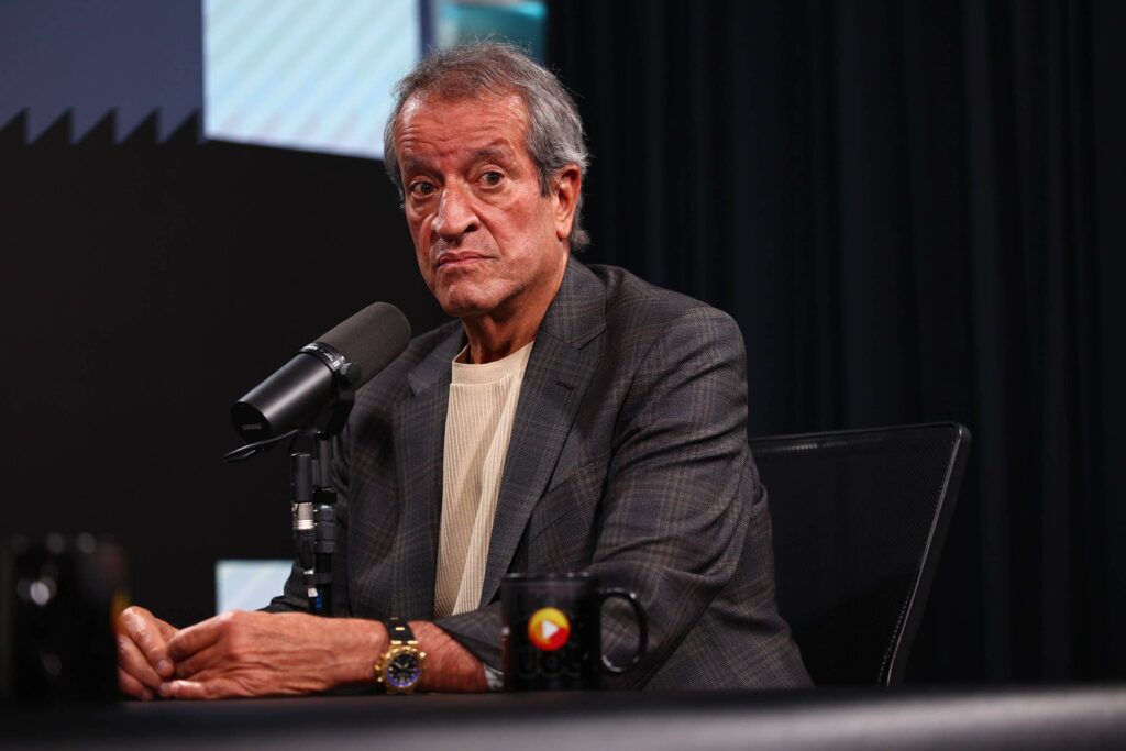 O presidente nacional do **Partido Liberal (PL)**, Valdemar Costa Neto, declarou que a senadora **Tereza Cristina** (PP-MS) seria a escolha ideal para compor a chapa como vice na candidatura de **Flávio Bolsonaro** (PL-RJ) à Presidência da República. Segundo a publicação, Valdemar destacou que, embora veja Tereza Cristina como a parceira ideal, a decisão final sobre quem ocupará o posto de vice caberá a Flávio Bolsonaro e ao seu pai, o ex-presidente **Jair Bolsonaro**. Essa declaração foi feita na segunda-feira, dia 16, e ressalta a importância da participação de Jair Bolsonaro no processo de escolha, indicando que ele terá um papel ativo na definição da chapa presidencial. A escolha de Tereza Cristina como vice é vista como estratégica, considerando sua experiência política e sua atuação no cenário nacional. Segundo o site, Tereza Cristina, que já foi ministra da Agricultura, Pecuária e Abastecimento, possui um histórico de trabalho que pode agregar valor à candidatura de Flávio Bolsonaro. Sua presença na chapa poderia atrair o eleitorado do agronegócio e fortalecer a aliança entre o PL e o PP, ampliando a base de apoio político. Além disso, a escolha de uma mulher para a vice-presidência pode ser vista como um movimento para diversificar e ampliar o apelo da candidatura junto ao eleitorado feminino. A participação de Jair Bolsonaro na escolha do vice reforça a influência que o ex-presidente ainda exerce dentro do partido e no cenário político nacional. Segundo a publicação, a decisão sobre a composição da chapa presidencial é um passo crucial para o PL, que busca consolidar sua posição e aumentar suas chances nas próximas eleições. A escolha de Tereza Cristina como vice pode ser um fator determinante para o sucesso da candidatura de Flávio Bolsonaro, dependendo de como a aliança será recebida pelo público e pelos partidos aliados. A expectativa é que a definição do vice ocorra em um contexto de diálogo e consenso entre os principais líderes do partido, garantindo uma candidatura forte e coesa.