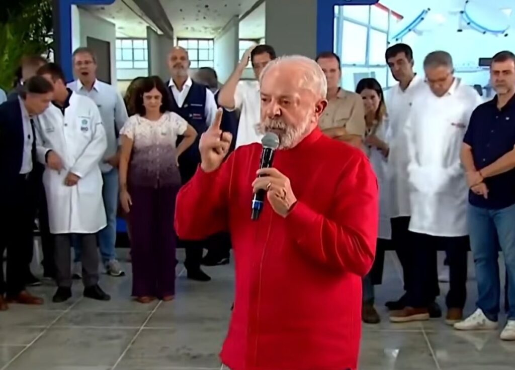 O presidente Luiz Inácio Lula da Silva anunciou a intenção de **recomprar a Refinaria Landulpho Alves**, que foi vendida pela Petrobras em 2021. Esta decisão surge no contexto de uma revisão das políticas de privatização adotadas durante o governo do ex-presidente Jair Bolsonaro. A venda da refinaria, localizada na Bahia, foi parte de um movimento mais amplo de desinvestimento da Petrobras, que visava reduzir a participação da estatal no setor de refino e aumentar a competitividade no mercado de combustíveis. Segundo a publicação do Poder360, a venda foi concluída como parte de um plano estratégico para focar em ativos mais rentáveis e reduzir dívidas. A **Refinaria Landulpho Alves** é uma das mais antigas e importantes do Brasil, desempenhando um papel crucial no abastecimento de combustíveis no país. A decisão de vendê-la gerou controvérsias e críticas de diversos setores, que argumentaram que a medida poderia comprometer a segurança energética nacional e aumentar a dependência de importações. Segundo o site Poder360, a venda foi realizada por um valor de US$ 1,65 bilhão, e a refinaria foi adquirida pelo grupo Mubadala Capital, dos Emirados Árabes Unidos. A transação foi parte de um esforço para atrair investimentos estrangeiros e modernizar o setor de energia brasileiro. Com a proposta de **recompra da refinaria**, o governo Lula busca reverter parte das privatizações realizadas anteriormente e fortalecer o controle estatal sobre ativos estratégicos. Esta iniciativa reflete uma mudança na política econômica, com foco em aumentar a capacidade de refino nacional e garantir preços mais estáveis para os combustíveis. Segundo a publicação, o presidente Lula argumenta que a recompra é essencial para assegurar a soberania energética do Brasil e proteger os interesses nacionais. A proposta ainda está em fase de avaliação, e o governo está analisando as condições e os impactos financeiros de uma possível negociação para retomar o controle da refinaria.