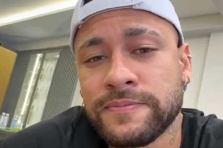 A recente exclusão de **Neymar** da lista de convocados para a **Pré-Copa** gerou grande repercussão nas redes sociais. O jogador, conhecido por suas habilidades excepcionais em campo, expressou sua surpresa e decepção ao não ser chamado para integrar a seleção. Segundo a publicação, Neymar compartilhou um vídeo em suas redes sociais, no qual aparece reagindo à notícia com a frase: "pô, e eu?". Essa reação rapidamente viralizou, gerando uma onda de comentários e especulações sobre os motivos de sua ausência. De acordo com o site, a decisão de não convocar Neymar para a Pré-Copa pode estar relacionada a questões físicas e estratégicas. Nos últimos anos, o jogador enfrentou uma série de lesões que o afastaram de partidas importantes, levantando dúvidas sobre sua condição física atual. Além disso, a comissão técnica pode estar buscando testar novos talentos e estratégias, visando a renovação da equipe para futuras competições. Essa abordagem, embora compreensível do ponto de vista técnico, não diminui o impacto emocional para um jogador do calibre de Neymar, que sempre demonstrou grande paixão e comprometimento com a seleção. A repercussão da reação de Neymar também destaca a influência das redes sociais no mundo do esporte. A capacidade dos atletas de se comunicarem diretamente com seus fãs permite que momentos como esse ganhem visibilidade instantânea. Segundo a publicação, a resposta do público foi mista, com muitos torcedores expressando apoio ao jogador, enquanto outros entenderam a decisão da comissão técnica como parte de um processo natural de renovação. Independentemente das opiniões, a situação evidencia a complexidade das decisões no futebol de alto nível e a pressão constante sobre jogadores de destaque como Neymar.