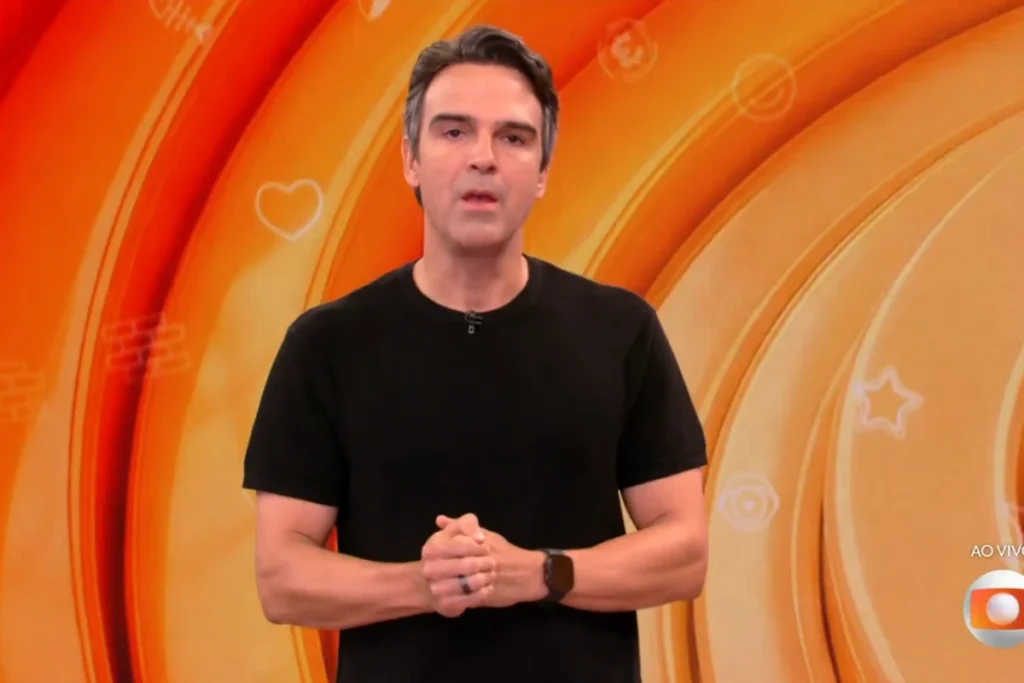 Um ex-participante do **Big Brother Brasil 26** entrou com um processo judicial contra a **Rede Globo**, o que resultou na divulgação de informações confidenciais sobre os valores e regras do contrato do reality show. Segundo a publicação, o processo trouxe à tona detalhes financeiros e contratuais que normalmente são mantidos em sigilo. Essa revelação gerou grande interesse público, pois o **Big Brother Brasil** é um dos programas de maior audiência da televisão brasileira, e os bastidores do reality sempre despertam curiosidade. De acordo com o site, o contrato dos participantes do **BBB** inclui um **cachê** inicial, que é pago a todos os selecionados para entrar na casa. Além disso, os participantes têm a chance de ganhar prêmios adicionais ao longo do programa, dependendo de seu desempenho em provas e da permanência no jogo. As regras contratuais também estipulam que os participantes devem seguir um código de conduta estrito enquanto estão na casa, e qualquer violação pode resultar em penalidades financeiras ou até mesmo na expulsão do programa. Esses detalhes, agora públicos devido ao processo, oferecem uma visão mais clara sobre o que os participantes podem esperar ao ingressar no reality. O processo judicial não apenas revelou os aspectos financeiros, mas também destacou as complexidades envolvidas nos contratos do **Big Brother Brasil**. Segundo o site, os contratos incluem cláusulas de confidencialidade rigorosas, que proíbem os participantes de divulgarem informações sobre o programa sem autorização prévia da emissora. Essa situação levanta questões sobre a transparência e os direitos dos participantes em relação às grandes redes de televisão. A divulgação desses detalhes contratuais pode influenciar futuros participantes e até mesmo impactar a forma como a **Globo** gerencia seus contratos e negociações com os participantes do reality show.