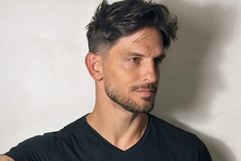 Como Miro Moreira perdeu 23 kg em seis meses? Miro Moreira focou em treinos intensos e uma alimentação equilibrada para alcançar essa transformação impressionante. Quais foram os principais desafios enfrentados por Miro? Manter a disciplina nos treinos e na dieta foi essencial para superar obstáculos e atingir seus objetivos. Qual o impacto dessa mudança na vida de Miro? A perda de peso trouxe mais disposição e saúde, além de melhorar sua autoestima e confiança. Como a alimentação equilibrada contribuiu para o resultado? Uma dieta balanceada forneceu os nutrientes necessários, ajudando na queima de gordura e ganho de massa magra. Quais exercícios foram fundamentais na rotina de Miro? Treinos de alta intensidade e musculação foram cruciais para acelerar o metabolismo e promover a perda de peso. O que podemos aprender com a transformação de Miro Moreira? Disciplina e foco são essenciais para alcançar metas de saúde e bem-estar, mostrando que mudanças são possíveis com dedicação.