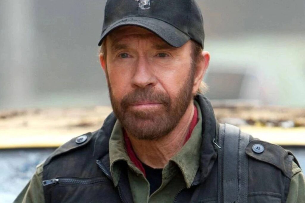 **Chuck Norris**, uma lenda das artes marciais e do cinema, faleceu aos 86 anos, conforme confirmado por sua família. O ator e artista marcial, conhecido por sua presença marcante tanto nas telas quanto fora delas, deixou um legado duradouro que continua a inspirar fãs ao redor do mundo. Sua morte ocorreu na quinta-feira, 19 de março, e foi divulgada pela família no dia seguinte, 20 de março, segundo a publicação do site Metrópoles. Norris, que se tornou um ícone cultural, é lembrado por suas contribuições significativas para o cinema de ação e por sua habilidade incomparável nas artes marciais. Ao longo de sua carreira, **Chuck Norris** estrelou em uma série de filmes e programas de televisão que se tornaram clássicos do gênero de ação. Entre seus trabalhos mais notáveis estão os filmes da série "Braddock" e "Comando Delta", além da popular série de televisão "Walker, Texas Ranger". Segundo o site Metrópoles, suas performances eram caracterizadas por uma combinação única de carisma e habilidade física, que cativava o público e consolidava sua posição como uma das principais estrelas de ação de sua época. Além de sua carreira no cinema, Norris também foi um campeão de caratê, tendo vencido vários campeonatos mundiais, o que contribuiu para sua reputação como um dos artistas marciais mais respeitados do mundo. O impacto de **Chuck Norris** transcendeu o cinema e as artes marciais, tornando-se uma figura emblemática na cultura popular. Ele foi tema de inúmeros memes e piadas que celebravam sua força e invencibilidade, reforçando sua imagem de durão. Segundo a publicação, essa notoriedade ajudou a manter seu nome relevante para novas gerações, mesmo após seu afastamento gradual das telas. A morte de Norris marca o fim de uma era, mas seu legado continuará a viver através de suas obras e da influência que exerceu sobre o gênero de ação e as artes marciais.