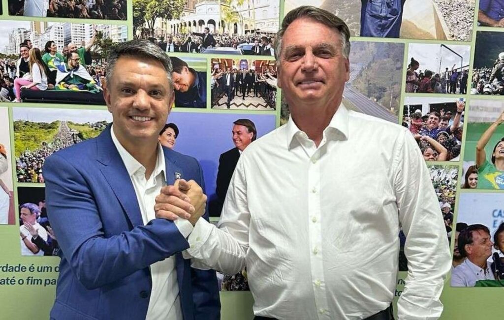O **vereador de Porto Alegre**, Coronel Ustra, do Partido Liberal (PL), está organizando um **mutirão de cartas** em apoio ao ex-presidente Jair Bolsonaro. Este evento está programado para ocorrer no dia 21 de março, uma data significativa, pois coincide com o aniversário de Bolsonaro. Segundo a publicação do Jornal da Cidade Online, a iniciativa visa reunir apoiadores do ex-presidente para expressar solidariedade e apoio através de cartas escritas à mão, um gesto que busca reforçar a conexão pessoal e direta entre Bolsonaro e seus simpatizantes. De acordo com o site, a escolha de realizar um mutirão de cartas reflete uma estratégia de mobilização que aposta na comunicação tradicional e pessoal, em contraste com as campanhas digitais predominantes. O vereador Coronel Ustra acredita que essa abordagem pode fortalecer os laços entre Bolsonaro e seus apoiadores, criando um impacto emocional mais profundo. Além disso, a data escolhida para o evento, o aniversário de Bolsonaro, pode aumentar o simbolismo e a relevância do gesto, destacando a lealdade e o apoio contínuo ao ex-presidente. O mutirão de cartas promovido por Coronel Ustra em Porto Alegre é um exemplo de como figuras políticas locais podem desempenhar um papel significativo na mobilização de bases de apoio. Segundo o Jornal da Cidade Online, essa iniciativa também pode ser vista como uma forma de manter a presença de Bolsonaro no cenário político, mesmo após o término de seu mandato. A ação destaca a importância de estratégias de engajamento que vão além das plataformas digitais, utilizando métodos tradicionais para alcançar e mobilizar apoiadores de maneira eficaz.