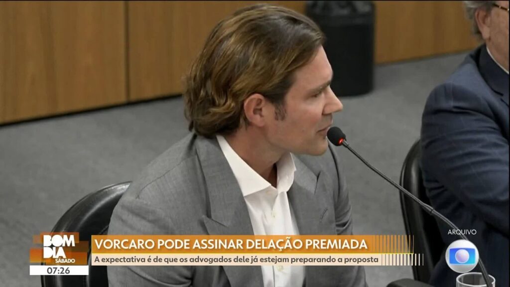 Interlocutores do banqueiro **Daniel Vorcaro**, proprietário do **Banco Master**, afirmam que as alegações sobre uma suposta **delação seletiva** não têm fundamento. De acordo com informações divulgadas, Vorcaro está comprometido em responder a todas as perguntas dos investigadores, uma postura que, segundo seus aliados, é obrigatória para qualquer colaborador. A ideia de uma delação seletiva, onde apenas partes das informações seriam reveladas, é refutada por aqueles próximos ao banqueiro, que asseguram que ele está ciente da gravidade de sua situação atual. Conforme destacado por seus interlocutores, Vorcaro, embora pessoalmente inclinado a considerar uma delação, entende que essa não é uma opção viável. A situação jurídica do banqueiro se agravou, e seus aliados enfatizam que ele está plenamente consciente disso. A estratégia, portanto, é de total cooperação com as autoridades, respondendo de forma abrangente a todas as questões levantadas durante as investigações. Essa abordagem é vista como a única maneira de lidar com as circunstâncias adversas que enfrenta, segundo as informações publicadas. A publicação também ressalta que a decisão de Vorcaro em cooperar integralmente com os investigadores é uma tentativa de mitigar os impactos negativos de sua situação. Os interlocutores do banqueiro reforçam que ele não tem outra escolha a não ser ser transparente e colaborativo, uma vez que qualquer tentativa de omissão ou seletividade nas informações poderia piorar ainda mais seu cenário. Assim, a narrativa de uma delação seletiva é desmentida por aqueles que estão próximos a Vorcaro, que garantem que ele está comprometido em esclarecer todos os pontos necessários durante o processo investigativo.
