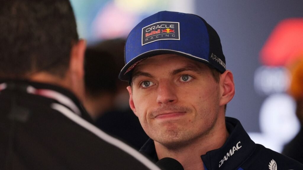 Por que Verstappen cogita deixar a F1 em 2026? Verstappen considera sair da F1 em 2026 devido à insatisfação com o atual formato da categoria. Ele sente que as novas regras de motores e o modelo de corrida prejudicam as disputas e tornam o esporte menos divertido. Quais são as críticas de Verstappen às novas regras? Verstappen critica o gerenciamento de energia, que, segundo ele, compromete as ultrapassagens e torna o estilo de corrida menos natural para os pilotos. Ele acredita que isso afeta a competitividade na pista. Como o gerenciamento de energia impacta as corridas? O gerenciamento de energia limita a capacidade dos pilotos de manter ultrapassagens, já que a energia disponível pode se esgotar rapidamente, permitindo que o piloto ultrapassado recupere a posição logo em seguida. Qual foi o desempenho de Verstappen no GP do Japão? No GP do Japão, Verstappen terminou em oitavo lugar. Ele relatou dificuldades nas disputas, especialmente com Pierre Gasly, devido às limitações de energia durante as voltas. A insatisfação de Verstappen está ligada ao desempenho da Red Bull? Não, Verstappen esclareceu que sua insatisfação não está relacionada ao desempenho da Red Bull Racing, mas sim ao formato atual da Fórmula 1 e suas regras. Verstappen está comprometido com a temporada atual? Sim, apesar das críticas, Verstappen afirmou que continua comprometido com a temporada atual, mas está refletindo sobre seu futuro na categoria. Quais são as alternativas de Verstappen fora da F1? Verstappen está considerando outras possibilidades no automobilismo, como projetos ligados ao GT3 e provas tradicionais fora da Fórmula 1, que o empolgam. O que motiva Verstappen a considerar outras opções? Verstappen busca projetos que o empolguem e tragam satisfação. Ele enfatiza que sua decisão não é motivada por dinheiro, mas sim pelo prazer de competir. Verstappen já tomou uma decisão definitiva sobre seu futuro? Ainda não. Verstappen não tomou uma decisão definitiva sobre deixar a Fórmula 1, mas está considerando seriamente suas opções e refletindo sobre o que realmente deseja. Como Verstappen vê seu futuro no automobilismo? Verstappen vê seu futuro no automobilismo com entusiasmo, considerando explorar novas oportunidades e desafios que possam trazer de volta a diversão e a paixão pela competição. Qual é a visão de Verstappen sobre o atual estado da F1? Verstappen vê o atual estado da F1 como menos empolgante devido às regras que, segundo ele, limitam a competitividade e a diversão, fatores essenciais para sua permanência na categoria. O que Verstappen espera do futuro da F1? Verstappen espera que a Fórmula 1 possa evoluir para um formato que priorize a emoção e a competitividade, permitindo que os pilotos desfrutem mais das corridas e das disputas na pista. Quais são os sentimentos de Verstappen sobre sua carreira até agora? Verstappen valoriza sua carreira e as conquistas na F1, mas está em busca de novas experiências que renovem sua paixão pelo automobilismo e tragam satisfação pessoal. Como os fãs estão reagindo à possível saída de Verstappen? Os fãs estão curiosos e preocupados com a possível saída de Verstappen, um dos pilotos mais talentosos da atualidade, e esperam que ele encontre um caminho que o faça feliz no esporte.