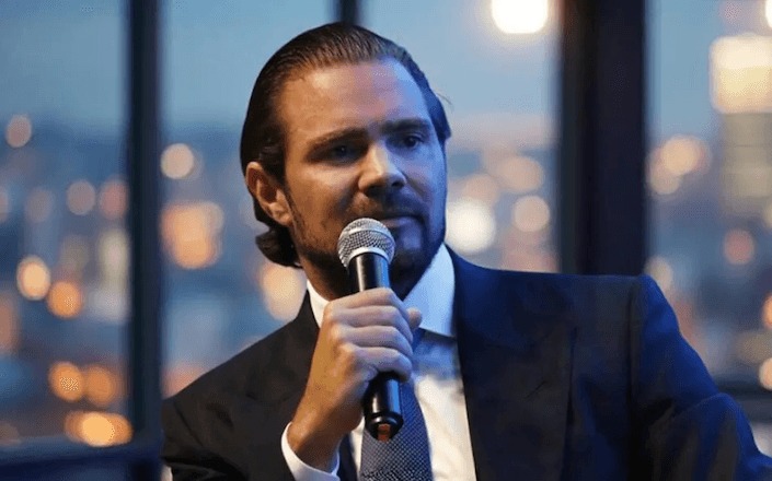 O senador **Viana** manifestou-se a favor do afastamento do ministro **Alexandre de Moraes** do Supremo Tribunal Federal (STF), alegando que uma mensagem enviada a **Vorcaro** partiu de um celular funcional do tribunal. Segundo a publicação, Viana destacou a necessidade de esclarecimentos sobre o uso do número oficial do STF para tal comunicação. O senador enfatizou que a situação requer uma investigação minuciosa para garantir a transparência e a integridade das instituições públicas. De acordo com o site, a preocupação de Viana centra-se no uso de um aparelho funcional para fins que podem não estar alinhados com as responsabilidades institucionais. O senador questiona se o uso do celular do STF para enviar mensagens a Vorcaro foi autorizado e se seguiu os protocolos adequados. Ele argumenta que, se comprovado o uso indevido, isso poderia comprometer a confiança pública no sistema judiciário e nas práticas de comunicação interna do tribunal. A defesa do afastamento de Moraes por Viana é vista como uma medida preventiva para assegurar que a investigação ocorra sem interferências. Segundo a publicação, o senador acredita que o esclarecimento sobre o uso do celular funcional é crucial para manter a credibilidade do STF e para garantir que todos os membros da corte atuem dentro dos limites de suas atribuições. A situação levanta questões sobre a segurança e o controle dos meios de comunicação oficiais, destacando a importância de regras claras e de supervisão rigorosa no uso de recursos institucionais.