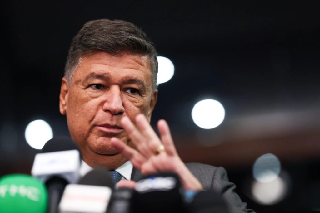 O senador **Viana**, que atualmente preside a **CPMI do INSS**, revelou que **Vorcaro** trocou mensagens com um número funcional do **STF**. Segundo a publicação, a questão central agora é identificar qual ministro estava com o celular no momento em que as mensagens foram enviadas. Essa informação é crucial para entender o contexto e a relevância das comunicações, além de suas possíveis implicações legais e políticas. De acordo com o site, a troca de mensagens entre Vorcaro e o número funcional do STF levanta questões sobre a natureza das conversas e o motivo pelo qual foram realizadas. A CPMI do INSS, sob a liderança de Viana, está empenhada em investigar essas interações para garantir que não haja irregularidades ou violações de conduta. A identificação do ministro que estava com o celular é um passo essencial nesse processo, pois pode esclarecer se houve algum tipo de influência ou tentativa de interferência em assuntos judiciais ou administrativos. A investigação conduzida pela CPMI do INSS é parte de um esforço mais amplo para assegurar a transparência e a integridade nas comunicações entre diferentes esferas do governo. Segundo a publicação, a troca de mensagens com um número funcional do STF é um assunto delicado, que requer uma análise cuidadosa para evitar conclusões precipitadas. O trabalho da comissão é fundamental para garantir que todas as partes envolvidas sejam responsabilizadas de acordo com a lei, preservando assim a confiança pública nas instituições governamentais.