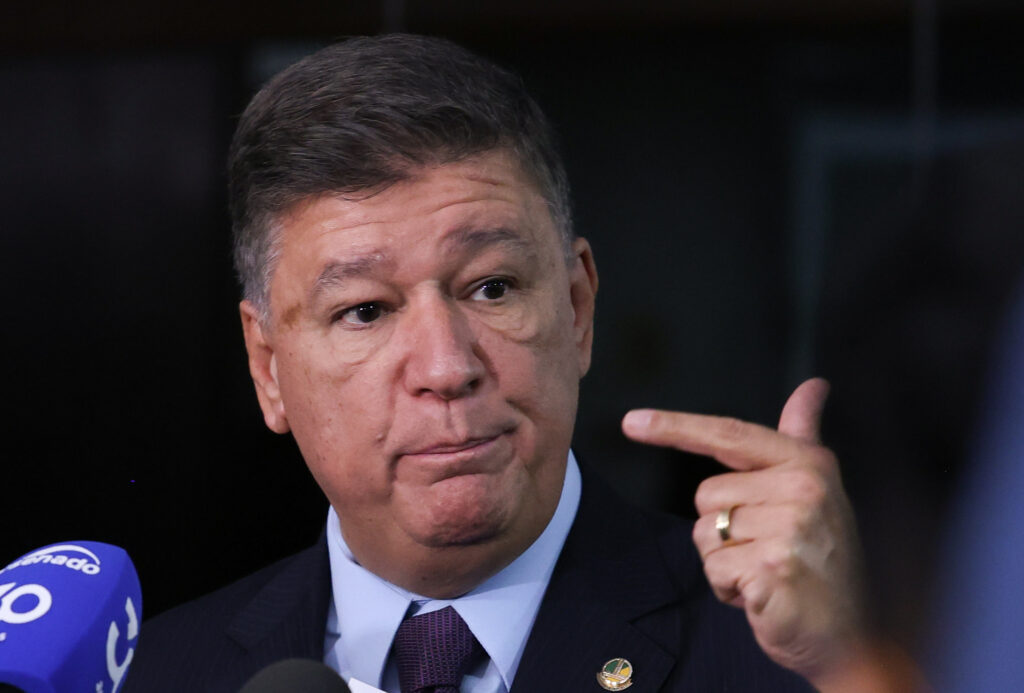 O presidente da **CPMI do INSS**, Viana, fez uma solicitação ao **Supremo Tribunal Federal (STF)** para obter informações detalhadas sobre o terminal utilizado em uma conversa com Vorcaro. Esta solicitação foi formalizada com um prazo de até dois dias úteis para que os dados sejam fornecidos, conforme relatado pela publicação. A importância dessa requisição está relacionada à investigação em curso, que busca esclarecer aspectos cruciais das interações entre as partes envolvidas. A obtenção desses dados é vista como um passo essencial para o avanço das investigações conduzidas pela CPMI. Segundo o site, a solicitação de Viana ao STF destaca a necessidade de transparência e acesso a informações que possam elucidar possíveis irregularidades. O terminal em questão pode conter registros que são fundamentais para a compreensão completa dos eventos investigados. A CPMI do INSS, que tem como objetivo principal investigar fraudes e irregularidades no sistema previdenciário, considera que a análise desses dados pode revelar detalhes importantes sobre as comunicações e transações realizadas. A expectativa é que, com a colaboração do STF, seja possível avançar nas investigações de maneira mais eficaz e precisa. Além disso, a solicitação de Viana ao STF reflete uma estratégia mais ampla de intensificação das investigações por parte da CPMI. Ao buscar informações diretamente do terminal usado na conversa com Vorcaro, a comissão demonstra seu compromisso em seguir todas as pistas possíveis para garantir que os responsáveis por quaisquer irregularidades sejam identificados e responsabilizados. A celeridade no fornecimento dos dados solicitados é crucial para que a CPMI possa cumprir seu papel de fiscalização e controle, assegurando que o sistema previdenciário opere de maneira justa e transparente.