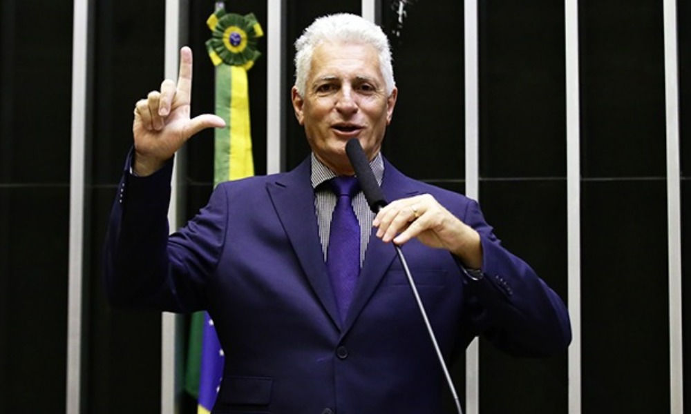A **Comissão Parlamentar Mista de Inquérito (CPMI) do INSS** está prestes a chegar ao fim, conforme afirma o vice-líder do governo, o deputado Rogério Correia. A votação decisiva está agendada para quinta-feira, e a expectativa é de que a comissão seja encerrada. Correia destaca que a prorrogação da CPMI dependeria de uma intervenção do ministro André Mendonça, algo que ele considera improvável. A **CPMI do INSS** foi instaurada com o objetivo de investigar irregularidades e ineficiências no Instituto Nacional do Seguro Social. Durante seu funcionamento, a comissão buscou esclarecer questões relacionadas à gestão e ao funcionamento do INSS, que impactam diretamente milhões de brasileiros que dependem dos serviços previdenciários. O deputado Rogério Correia, que atua como vice-líder do governo, expressou confiança no encerramento da CPMI, destacando que não espera uma intervenção do ministro André Mendonça para prorrogar os trabalhos da comissão. Essa expectativa é baseada na análise do cenário político atual e no andamento das investigações conduzidas até o momento. A votação que decidirá o futuro da CPMI está marcada para quinta-feira, e o relatório final deve ser apresentado na quarta-feira. Este relatório é um documento crucial, pois resume as descobertas da comissão e pode influenciar a decisão dos parlamentares na votação. A conclusão da CPMI pode ter implicações significativas para o INSS e para a administração pública, dependendo das recomendações feitas no relatório final. A possibilidade de encerramento da CPMI sem prorrogação levanta questões sobre o impacto das investigações realizadas até agora. A comissão teve a oportunidade de identificar problemas e sugerir melhorias para o INSS, mas o término dos trabalhos pode limitar a implementação de mudanças significativas no curto prazo. O papel do ministro André Mendonça é mencionado como um possível fator de influência na prorrogação da CPMI. No entanto, a expectativa de Rogério Correia é de que não haverá tal intervenção, o que reforça a perspectiva de encerramento dos trabalhos da comissão. A decisão final dependerá da votação dos parlamentares, que avaliarão o relatório e as conclusões apresentadas. O fim da **CPMI do INSS** pode representar um marco importante na gestão do instituto, dependendo das ações subsequentes tomadas com base nas descobertas da comissão. A expectativa é de que o relatório final ofereça insights valiosos sobre as operações do INSS e proponha soluções para os desafios enfrentados pela instituição. Em resumo, a votação marcada para quinta-feira será um momento decisivo para o futuro da CPMI do INSS. Com a expectativa de encerramento dos trabalhos, o foco se volta para o relatório final e as possíveis implicações para o INSS e para a administração pública. A decisão dos parlamentares será fundamental para determinar os próximos passos na busca por melhorias na gestão do sistema previdenciário brasileiro.
