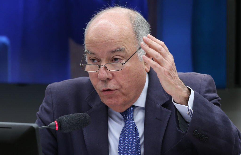 O **ministro das Relações Exteriores do Brasil**, Mauro Vieira, comunicou ao secretário de Estado dos Estados Unidos, Marco Rubio, que o governo brasileiro se opõe à classificação do **Primeiro Comando da Capital (PCC)** e do **Comando Vermelho (CV)** como organizações terroristas. Essa posição foi reiterada em uma entrevista à GloboNews, onde Vieira destacou que o presidente Luiz Inácio Lula da Silva já havia discutido o tema com o então presidente dos EUA, Donald Trump, durante uma viagem à Malásia. Por que o Brasil rejeita essa classificação? Segundo o ministro Vieira, o governo brasileiro diferencia organizações criminosas de organizações terroristas. As primeiras, como o PCC e o CV, têm como objetivo principal o ganho financeiro. Em contraste, organizações terroristas são motivadas por objetivos políticos de diversas inspirações. Essa distinção é crucial para o Brasil, pois classificar grupos criminosos como terroristas poderia abrir precedentes para intervenções externas no país, conforme mencionado em discussões anteriores com autoridades americanas. Qual é a posição dos Estados Unidos sobre o tema? Durante o governo de Donald Trump, houve uma defesa clara para reclassificar grupos como o PCC e o CV como terroristas. Essa mudança na classificação é vista como uma forma de intensificar o combate a essas organizações, que têm um impacto significativo no tráfico internacional de drogas e armas. Como o Brasil e os EUA estão cooperando no combate ao crime organizado? Vieira enfatizou a importância de uma maior cooperação entre os dois países no combate ao tráfico internacional de drogas e armas. Durante a conversa com Rubio, foram trocadas ideias e propostas para um acordo de combate ao crime transnacional. O ministro destacou que o crime organizado é um flagelo e que o Brasil está empenhado em adotar "iniciativas concretas" com os EUA para enfrentar esses desafios. Quais são as iniciativas propostas pelo Brasil? O governo brasileiro está interessado em trabalhar em conjunto com os Estados Unidos para combater o tráfico de drogas, o consumo de drogas e o contrabando de armas. Vieira destacou que a maioria das armas em posse de organizações criminosas no Brasil tem origem nos Estados Unidos, o que torna a cooperação bilateral essencial para enfrentar esse tipo de crime. Além disso, o Brasil busca combater também os crimes financeiros associados a essas atividades ilícitas. O que já foi discutido anteriormente sobre essa questão? Em maio do ano passado, o governo de Lula já havia comunicado ao chefe interino da Coordenação de Sanções dos Estados Unidos, David Gamble, que o Brasil não pretendia classificar o PCC e o CV como organizações terroristas. A avaliação do governo brasileiro é que tal mudança poderia abrir brechas para uma eventual intervenção externa no país, algo que o Brasil deseja evitar. Em resumo, a posição do Brasil em relação à classificação do PCC e do CV como terroristas é clara e fundamentada em distinções entre objetivos financeiros e políticos. A cooperação com os Estados Unidos continua sendo uma prioridade, mas dentro de um contexto que respeite a soberania e as políticas internas do Brasil.