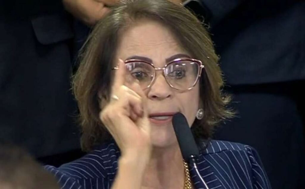 A **violência contra a mulher no Brasil** tem sido um tema de crescente preocupação, descrito como uma "epidemia" pela senadora Damares Alves, do Republicanos-DF. Em um pronunciamento no Plenário, realizado na terça-feira, dia 10, a senadora destacou a necessidade urgente de revisar as políticas públicas de prevenção e proteção às mulheres. Mas por que essa revisão é tão necessária? Segundo a senadora, apesar da existência de leis e estruturas de atendimento, o Brasil ainda enfrenta dificuldades significativas para prevenir crimes contra mulheres. Um exemplo trágico mencionado foi o caso de uma mulher no Distrito Federal, que foi morta a facadas pelo ex-companheiro. Este incidente ilustra a falha em proteger as vítimas, mesmo com a legislação vigente. **Quais são as leis existentes para proteger as mulheres no Brasil?** O país possui a Lei Maria da Penha, que é uma das principais legislações voltadas para o combate à violência doméstica. No entanto, a aplicação efetiva dessa lei ainda enfrenta desafios, como a falta de recursos e de capacitação adequada para os profissionais envolvidos. A senadora Damares Alves também levantou questões sobre a atuação do Congresso Nacional, especialmente em relação ao acompanhamento das ações do Poder Executivo. Ela destacou que diversos requerimentos de informação apresentados por senadores não têm recebido o devido encaminhamento dentro do Senado. Isso levanta dúvidas sobre a capacidade do Parlamento de exercer seu papel fiscalizador de maneira eficaz. **Por que a fiscalização é importante no combate à violência contra a mulher?** A fiscalização é crucial para garantir que as políticas públicas sejam implementadas corretamente e que os recursos destinados à proteção das mulheres sejam utilizados de forma eficaz. Sem um acompanhamento rigoroso, há o risco de que as medidas não alcancem seu potencial máximo de impacto. Além disso, a senadora mencionou a necessidade de maior transparência e acesso a dados oficiais. A falta de informações precisas pode limitar a capacidade de formular políticas públicas eficazes e de monitorar o progresso das iniciativas existentes. **O que pode ser feito para melhorar a situação?** Segundo a senadora, é essencial fortalecer as estruturas de atendimento às vítimas, garantir a aplicação rigorosa das leis existentes e promover campanhas de conscientização para mudar a cultura de violência. Além disso, é necessário que o Congresso Nacional exerça seu papel de fiscalização de forma mais ativa e que haja uma colaboração mais estreita entre os diferentes níveis de governo. Em resumo, a **violência contra a mulher no Brasil** é um problema complexo que requer uma abordagem multifacetada. A revisão das políticas públicas, a melhoria da fiscalização e o fortalecimento das estruturas de apoio são passos fundamentais para enfrentar essa "epidemia". A fala da senadora Damares Alves destaca a urgência de ações concretas e coordenadas para proteger as mulheres e garantir seus direitos.