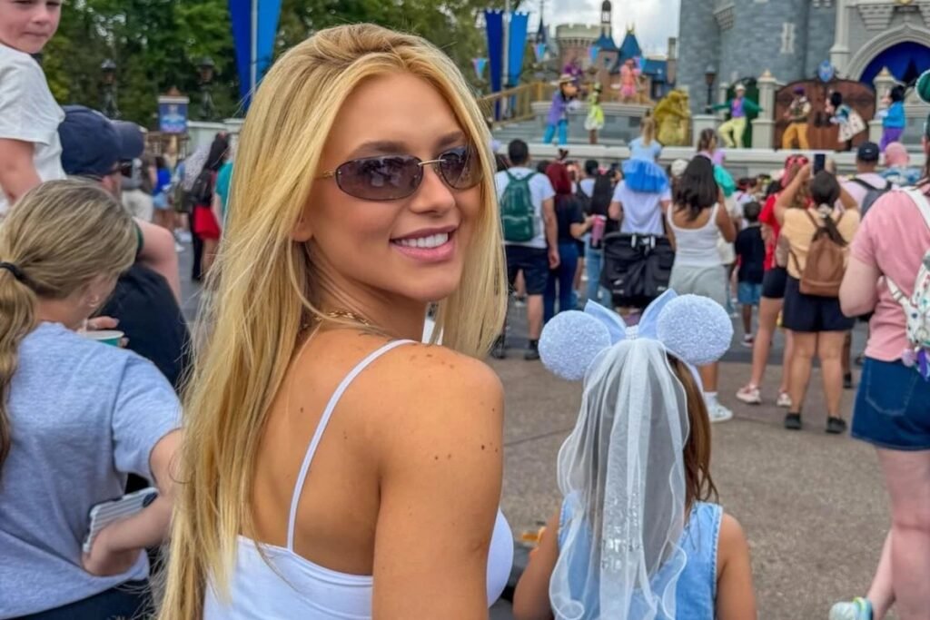 Por que Virginia Fonseca foi aos EUA antes do jogo do Brasil? Virginia Fonseca foi aos EUA para visitar parques em Orlando e acompanhar Vini Jr. antes do amistoso Brasil x França. Como Virginia conseguiu visitar Vini Jr. na concentração? Ela recebeu autorização da CBF, a pedido do próprio Vini Jr., para visitá-lo no hotel da seleção. Qual foi a reação nas redes sociais à visita de Virginia? A visita gerou críticas, com muitos questionando a seriedade da seleção e comparando a situação com Neymar. Por que a presença de influenciadores na seleção é criticada? Torcedores acreditam que a presença de influenciadores distrai os jogadores e afeta o desempenho da equipe. Como a visita de Virginia pode impactar a imagem da Seleção Brasileira? A visita alimenta a percepção de falta de foco e profissionalismo, afetando a imagem da seleção perante os torcedores. Quais são as críticas mais comuns sobre a dinâmica da seleção? Críticas incluem a falta de concentração e a presença de influenciadores, sugerindo que isso prejudica o desempenho em campo. A presença de Virginia pode influenciar o resultado do jogo? Alguns torcedores acreditam que a distração pode impactar negativamente o desempenho da seleção contra a França.