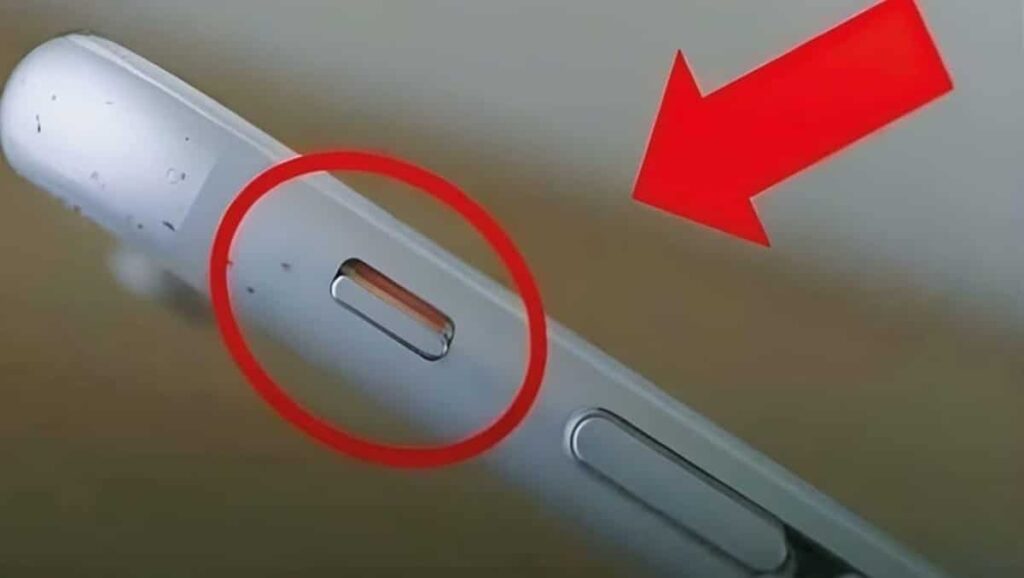 O **botão de volume** do celular é uma ferramenta que vai além de simplesmente ajustar o som. Muitas pessoas não estão cientes das diversas funcionalidades que esse botão pode oferecer, transformando-o em um recurso multifuncional que pode facilitar o uso diário do smartphone. A seguir, exploraremos 12 funções secretas que o botão de volume pode desempenhar, revelando como ele pode ser um aliado poderoso no seu dia a dia. Uma das funções menos conhecidas é a capacidade de **tirar fotos**. Em muitos modelos de smartphones, pressionar o botão de volume pode acionar a câmera, permitindo que você capture imagens de forma rápida e prática, especialmente em situações em que o tempo é essencial. Essa funcionalidade é particularmente útil para selfies, onde o botão de volume pode ser mais acessível do que o botão na tela. Outra função interessante é a de **controlar a reprodução de música**. Além de aumentar ou diminuir o volume, o botão pode ser configurado para pular faixas ou pausar a música. Isso é especialmente útil quando você está em movimento e não pode olhar para a tela do celular. O botão de volume também pode ser usado para **ativar a lanterna** do celular. Em situações de emergência ou quando você precisa de luz rapidamente, pressionar o botão de volume pode ser uma maneira rápida de acionar essa função sem precisar desbloquear o telefone ou navegar por menus. Para aqueles que se preocupam com a segurança, o botão de volume pode ser configurado para **fazer chamadas de emergência**. Em muitos smartphones, pressionar o botão de volume várias vezes pode acionar uma chamada para um número de emergência predefinido, oferecendo uma camada extra de segurança em situações críticas. Além disso, o botão de volume pode ser utilizado para **silenciar chamadas**. Se você estiver em uma reunião ou em um ambiente onde não pode atender o telefone, pressionar o botão de volume pode silenciar a chamada sem a necessidade de rejeitá-la, evitando interrupções indesejadas. Outra funcionalidade útil é a capacidade de **capturar a tela**. Em alguns dispositivos, pressionar o botão de volume junto com o botão de energia permite que você faça uma captura de tela rapidamente, facilitando o compartilhamento de informações ou a documentação de algo importante. O botão de volume também pode ser usado para **controlar aplicativos de gravação de voz**. Isso é especialmente útil para jornalistas ou estudantes que precisam gravar entrevistas ou aulas, permitindo que iniciem ou parem a gravação sem precisar interagir diretamente com a tela. Em termos de acessibilidade, o botão de volume pode ser configurado para **ajudar pessoas com deficiência visual**. Em alguns sistemas operacionais, pressionar o botão de volume pode ativar recursos de leitura de tela, tornando o dispositivo mais acessível para todos. Outra função interessante é a de **despertador discreto**. Se você precisa acordar sem perturbar outras pessoas, o botão de volume pode ser usado para ajustar o alarme para um nível sonoro que seja suficiente para você, mas que não incomode quem está ao seu redor. O botão de volume também pode ser utilizado para **navegar em apresentações**. Em alguns aplicativos, ele pode ser configurado para avançar ou retroceder slides, tornando-o uma ferramenta útil para apresentações profissionais ou acadêmicas. Além disso, o botão de volume pode ser usado para **ativar comandos de voz**. Em muitos smartphones, pressionar o botão de volume pode acionar o assistente de voz, permitindo que você faça perguntas ou execute comandos sem precisar tocar na tela. Por fim, o botão de volume pode ser configurado para **personalizar notificações**. Isso permite que você ajuste rapidamente o nível de notificação de diferentes aplicativos, garantindo que você receba alertas importantes sem ser incomodado por notificações menos urgentes. Essas 12 funções secretas demonstram que o botão de volume do celular é uma ferramenta versátil e poderosa. Ao explorar essas funcionalidades, você pode otimizar o uso do seu smartphone e torná-lo ainda mais adaptado às suas necessidades diárias.