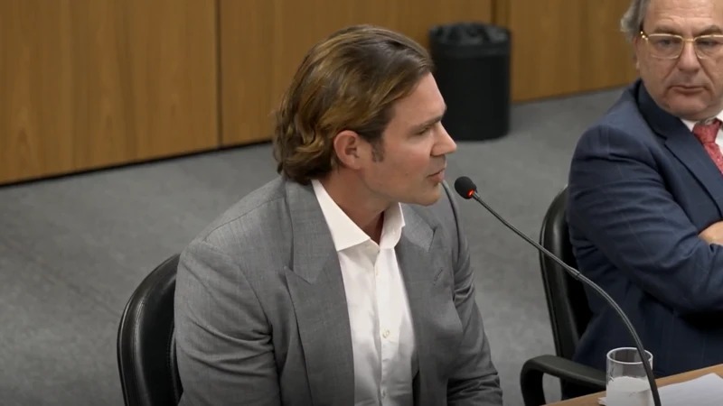 O banqueiro **Vorcaro** firmou um **acordo de confidencialidade** com a **Polícia Federal (PF)**, um passo crucial para o início de um processo de **delação premiada**. Este tipo de acordo é um instrumento legal que permite ao investigado colaborar com as autoridades, fornecendo informações relevantes em troca de possíveis benefícios, como a redução de pena. A assinatura do acordo ocorreu em um contexto de investigações complexas, onde a colaboração de Vorcaro pode ser essencial para desvendar esquemas ilícitos. Segundo a publicação, a formalização deste acordo é um marco importante nas investigações em curso. Na última quinta-feira, dia 19, Vorcaro foi transferido para a **Superintendência da Polícia Federal**, uma medida que visa facilitar o acesso dos investigadores ao banqueiro. Essa transferência é estratégica, pois permite que as autoridades conduzam entrevistas e obtenham informações de forma mais eficiente e segura. Segundo o site, a proximidade física entre Vorcaro e os investigadores é fundamental para o andamento das investigações, garantindo que o processo de delação ocorra de maneira fluida e sem interrupções. O acordo de confidencialidade assinado por Vorcaro destaca a importância da colaboração entre investigados e autoridades no combate a crimes complexos. A delação premiada é uma ferramenta poderosa no sistema judicial, frequentemente utilizada em casos de corrupção e crimes financeiros. Segundo a publicação, a expectativa é que as informações fornecidas por Vorcaro possam revelar detalhes significativos sobre as operações sob investigação, contribuindo para a responsabilização dos envolvidos e o fortalecimento da justiça. A colaboração de Vorcaro pode, portanto, desempenhar um papel crucial na elucidação dos fatos e na aplicação da lei.