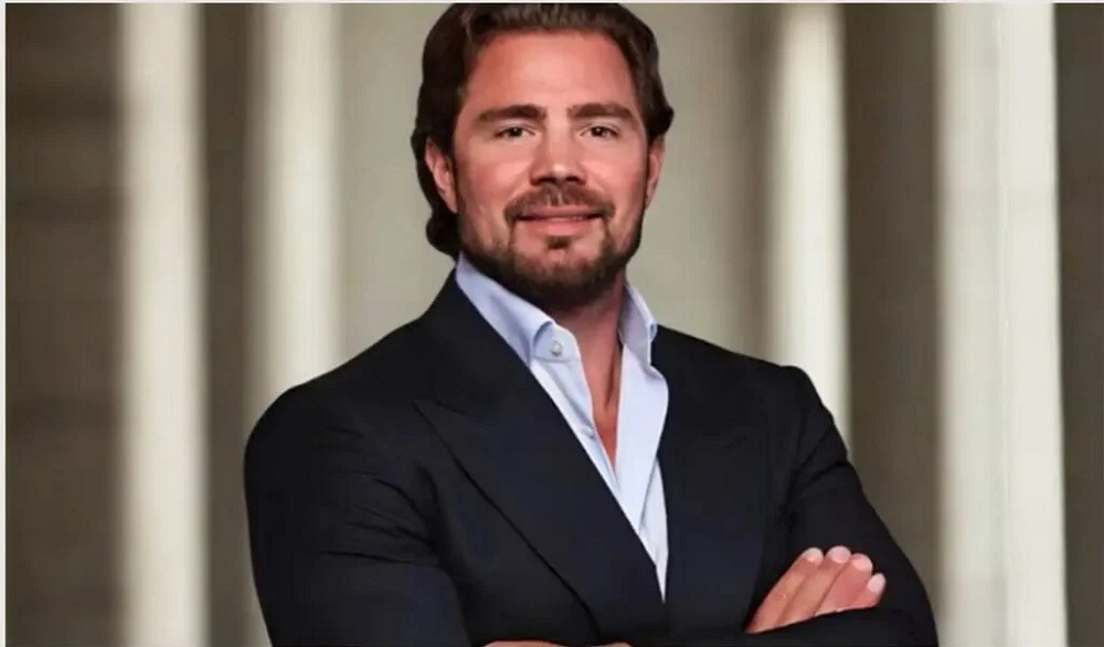 **Vorcaro assina termo de confidencialidade que viabiliza delação**. Nesta quinta-feira (19), o dono do Master, Vorcaro, foi transferido para a Superintendência Regional da Polícia Federal no Distrito Federal. Segundo a publicação da Jovem Pan, essa transferência está diretamente relacionada à assinatura de um termo de confidencialidade, um passo crucial que pode viabilizar um acordo de delação premiada. A delação premiada é um instrumento jurídico que permite a redução de pena em troca de informações relevantes sobre crimes, e a assinatura desse termo é um indicativo de que Vorcaro está disposto a colaborar com as investigações. A transferência de Vorcaro para a Superintendência Regional da **Polícia Federal** no Distrito Federal marca um ponto importante no andamento das investigações. De acordo com o site da Jovem Pan, a assinatura do termo de confidencialidade é um procedimento padrão que antecede a formalização de um acordo de delação premiada. Esse tipo de acordo é utilizado pelas autoridades para obter informações privilegiadas que possam levar à resolução de casos complexos ou à identificação de outros envolvidos em atividades ilícitas. A expectativa é que, com a colaboração de Vorcaro, novas evidências possam ser apresentadas, contribuindo para o avanço das investigações. O processo de delação premiada, conforme destacado pela Jovem Pan, é uma ferramenta valiosa no combate ao crime organizado e à corrupção. A assinatura do termo de confidencialidade por Vorcaro sugere que ele pode fornecer informações significativas que ajudem a esclarecer fatos ainda obscuros. A colaboração de um delator pode ser decisiva para desmantelar esquemas criminosos e responsabilizar os envolvidos. Assim, a transferência de Vorcaro e a assinatura do termo são passos fundamentais que podem ter um impacto significativo nas investigações em curso, trazendo à luz detalhes que até então permaneciam ocultos.